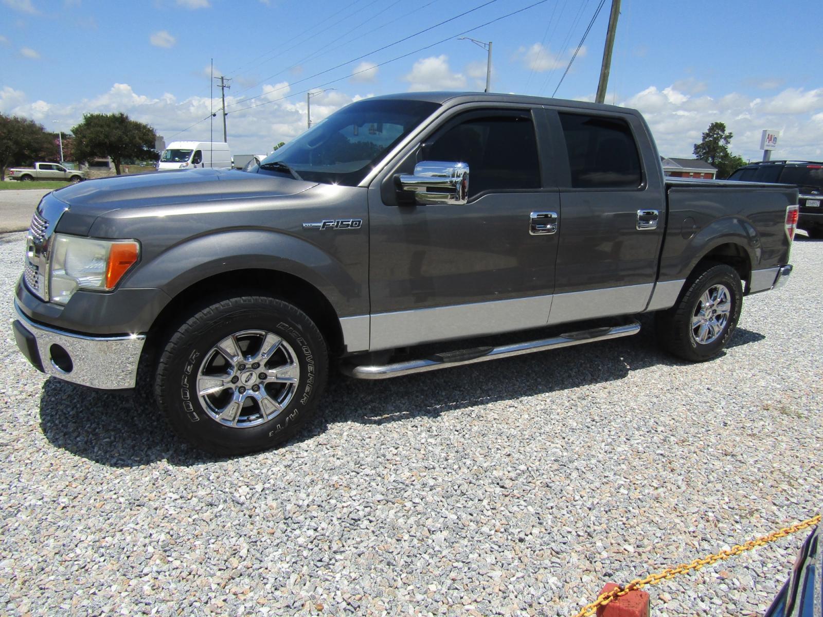 2010 Gray /Gray Ford F-150 Lariat SuperCrew 5.5-ft. Bed 2WD (1FTEW1C83AF) with an 4.6L V8 SOHC 24V engine, Automatic transmission, located at 15016 S Hwy 231, Midland City, AL, 36350, (334) 983-3001, 31.306210, -85.495277 - Photo #2