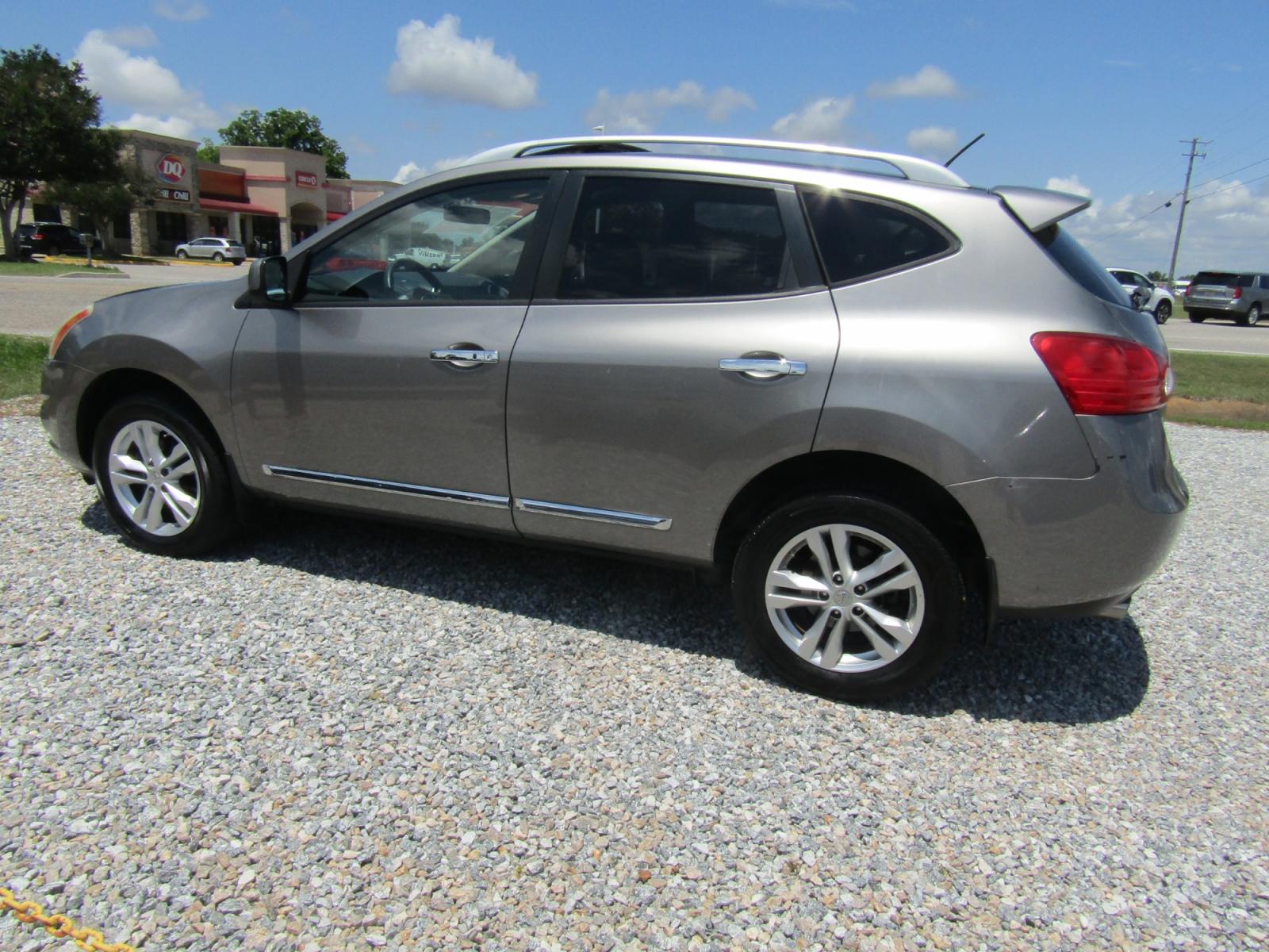 2013 Gray /Gray Nissan Rogue S 2WD (JN8AS5MT2DW) with an 2.5L L4 DOHC 16V engine, Automatic transmission, located at 15016 S Hwy 231, Midland City, AL, 36350, (334) 983-3001, 31.306210, -85.495277 - Photo #5