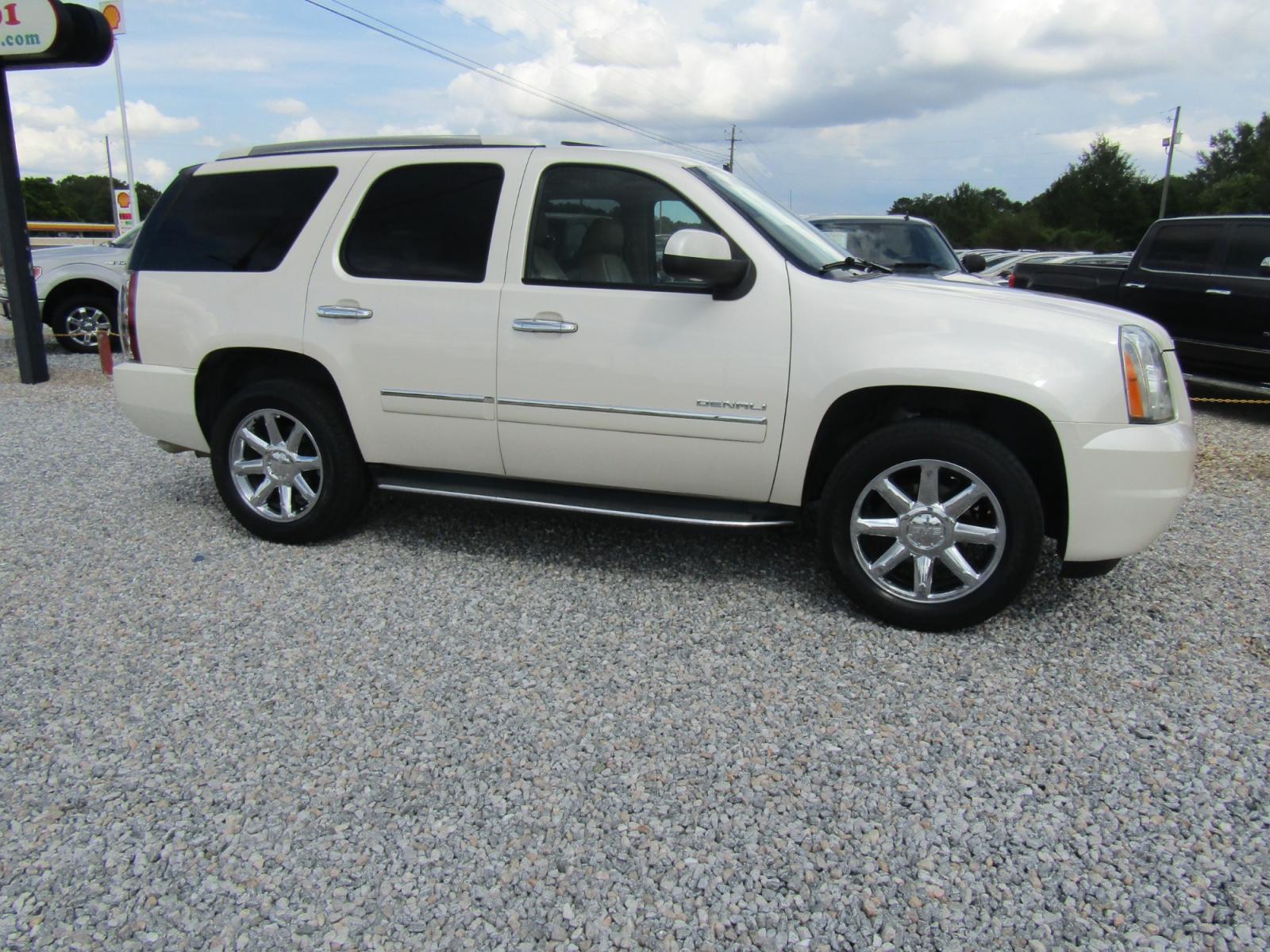 2013 White GMC Yukon Denali 2WD (1GKS1EEF5DR) with an 6.2L V8 OHV 16V engine, Automatic transmission, located at 15016 S Hwy 231, Midland City, AL, 36350, (334) 983-3001, 31.306210, -85.495277 - Photo #0