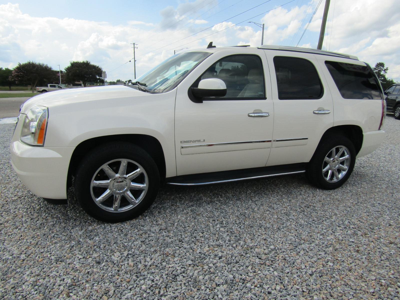 2013 White GMC Yukon Denali 2WD (1GKS1EEF5DR) with an 6.2L V8 OHV 16V engine, Automatic transmission, located at 15016 S Hwy 231, Midland City, AL, 36350, (334) 983-3001, 31.306210, -85.495277 - Photo #2