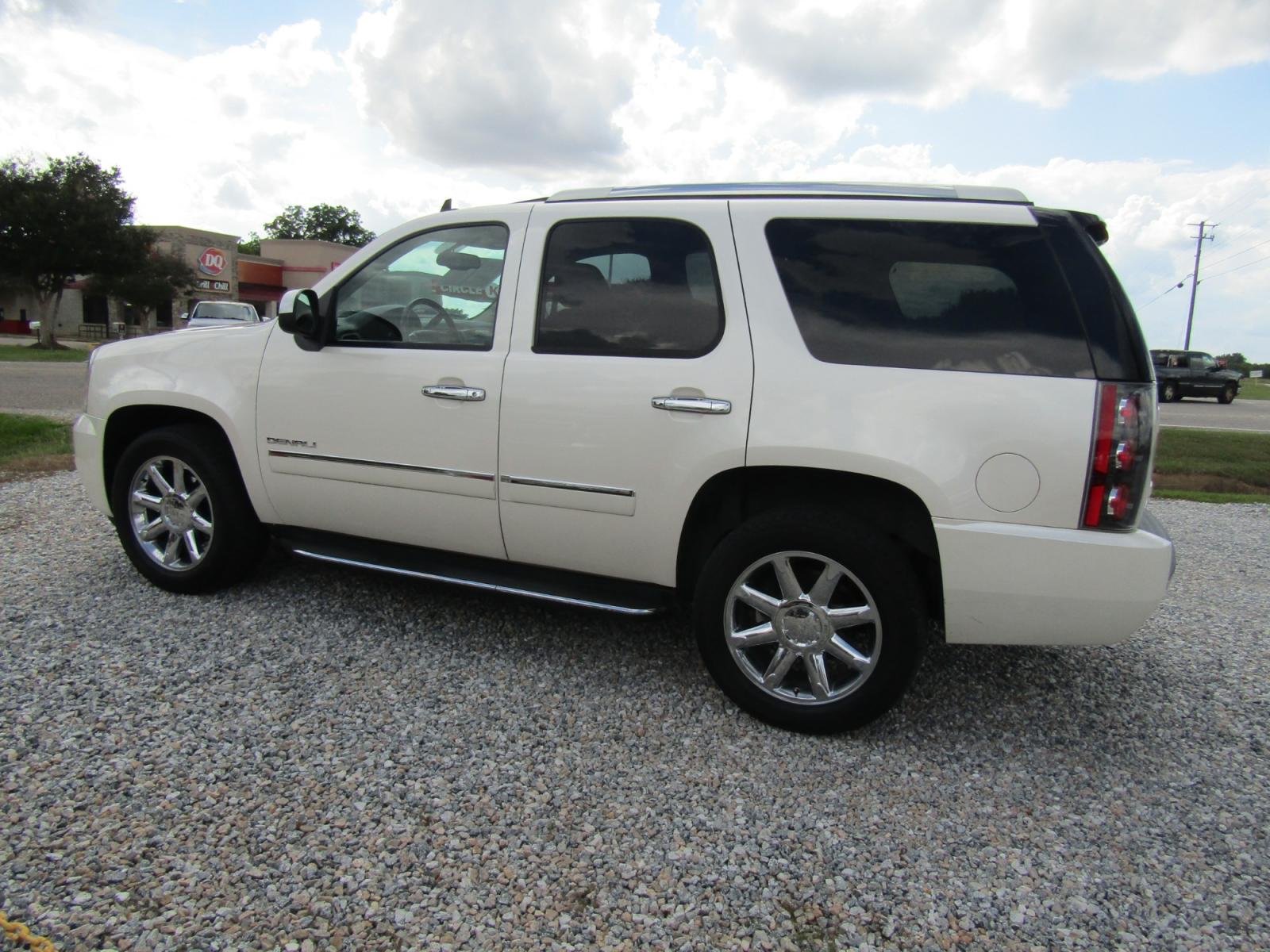 2013 White GMC Yukon Denali 2WD (1GKS1EEF5DR) with an 6.2L V8 OHV 16V engine, Automatic transmission, located at 15016 S Hwy 231, Midland City, AL, 36350, (334) 983-3001, 31.306210, -85.495277 - Photo #5