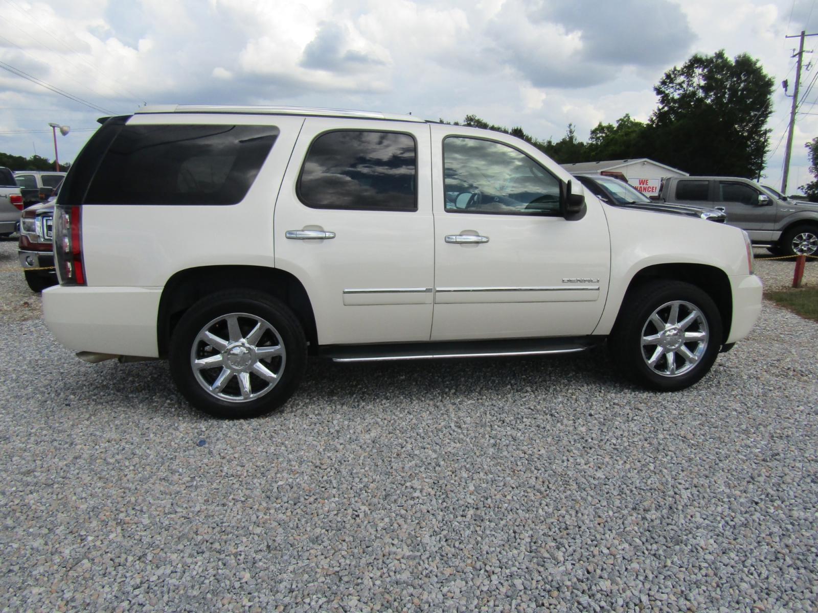 2013 White GMC Yukon Denali 2WD (1GKS1EEF5DR) with an 6.2L V8 OHV 16V engine, Automatic transmission, located at 15016 S Hwy 231, Midland City, AL, 36350, (334) 983-3001, 31.306210, -85.495277 - Photo #8