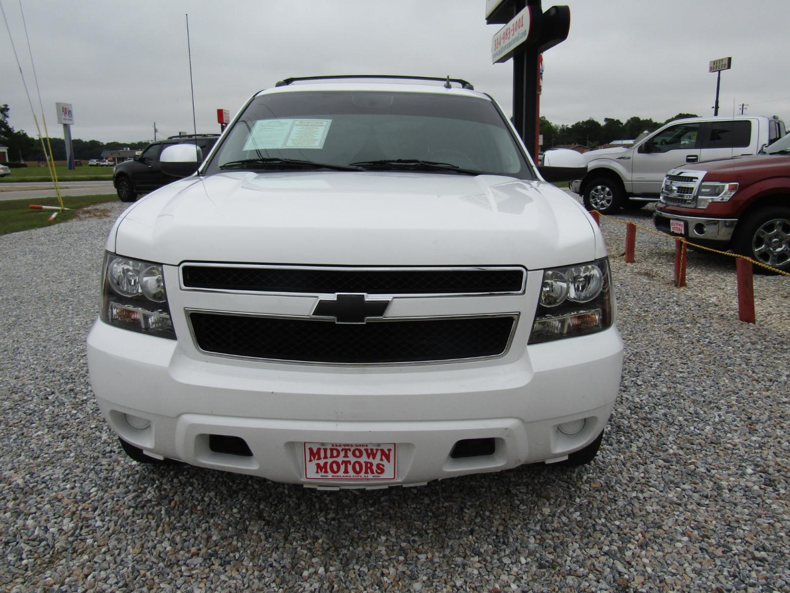 2011 White /Black Chevrolet Avalanche LS 2WD (3GNMCEE06BG) with an 5.3L V8 OHV 16V FFV engine, Automatic transmission, located at 15016 S Hwy 231, Midland City, AL, 36350, (334) 983-3001, 31.306210, -85.495277 - Photo #1