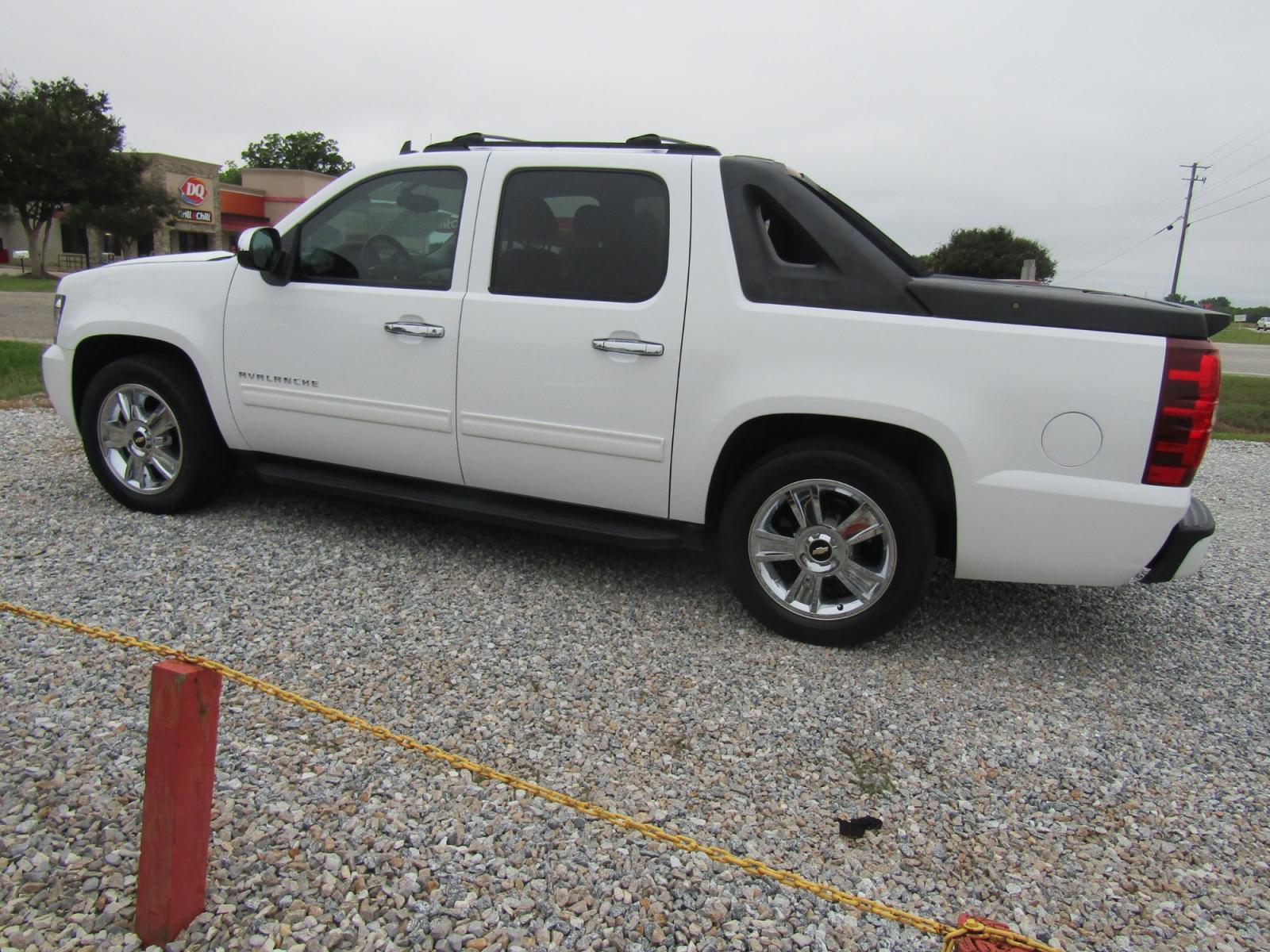 2011 White /Black Chevrolet Avalanche LS 2WD (3GNMCEE06BG) with an 5.3L V8 OHV 16V FFV engine, Automatic transmission, located at 15016 S Hwy 231, Midland City, AL, 36350, (334) 983-3001, 31.306210, -85.495277 - Photo #5
