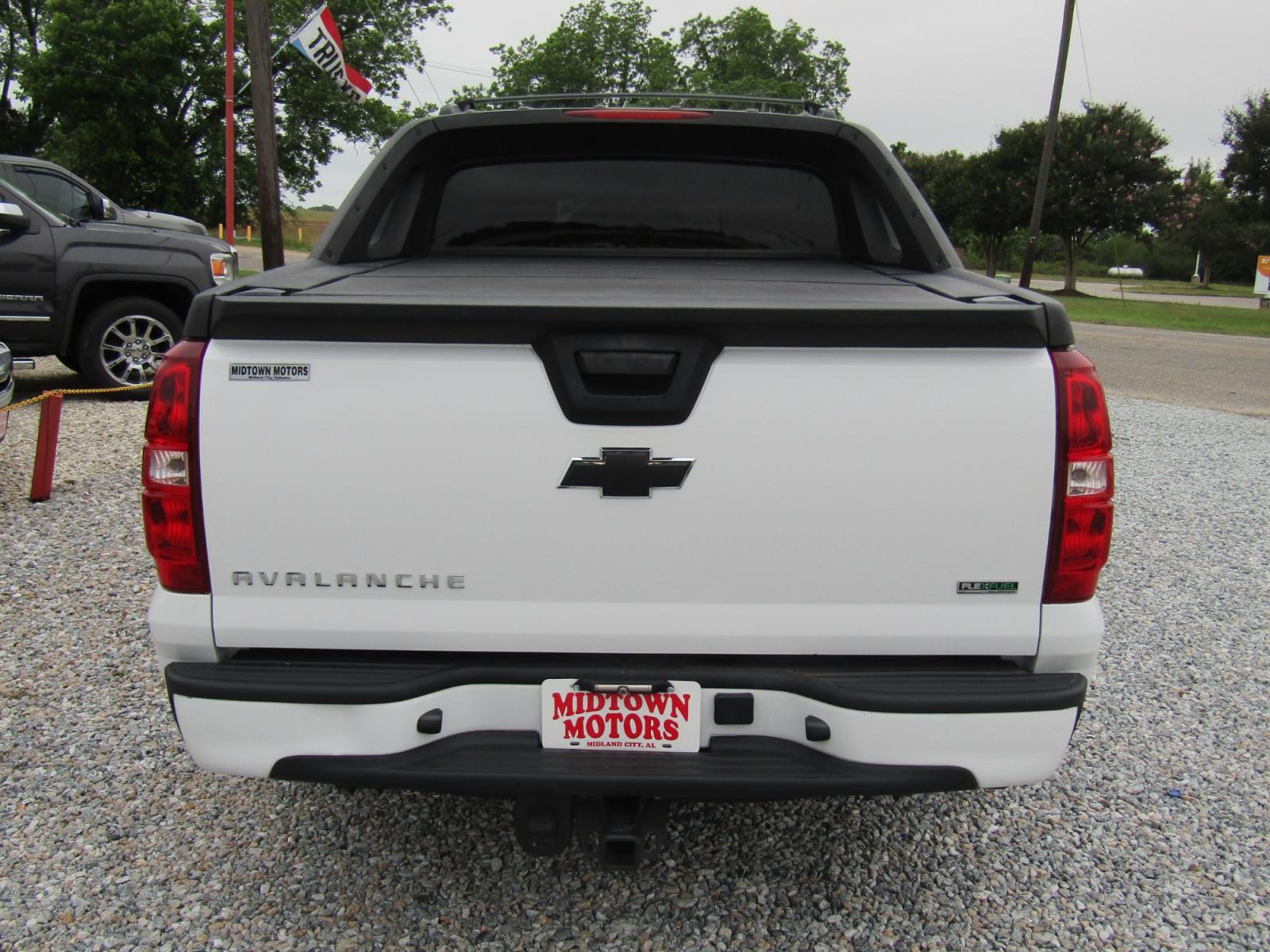 2011 White /Black Chevrolet Avalanche LS 2WD (3GNMCEE06BG) with an 5.3L V8 OHV 16V FFV engine, Automatic transmission, located at 15016 S Hwy 231, Midland City, AL, 36350, (334) 983-3001, 31.306210, -85.495277 - Photo #6
