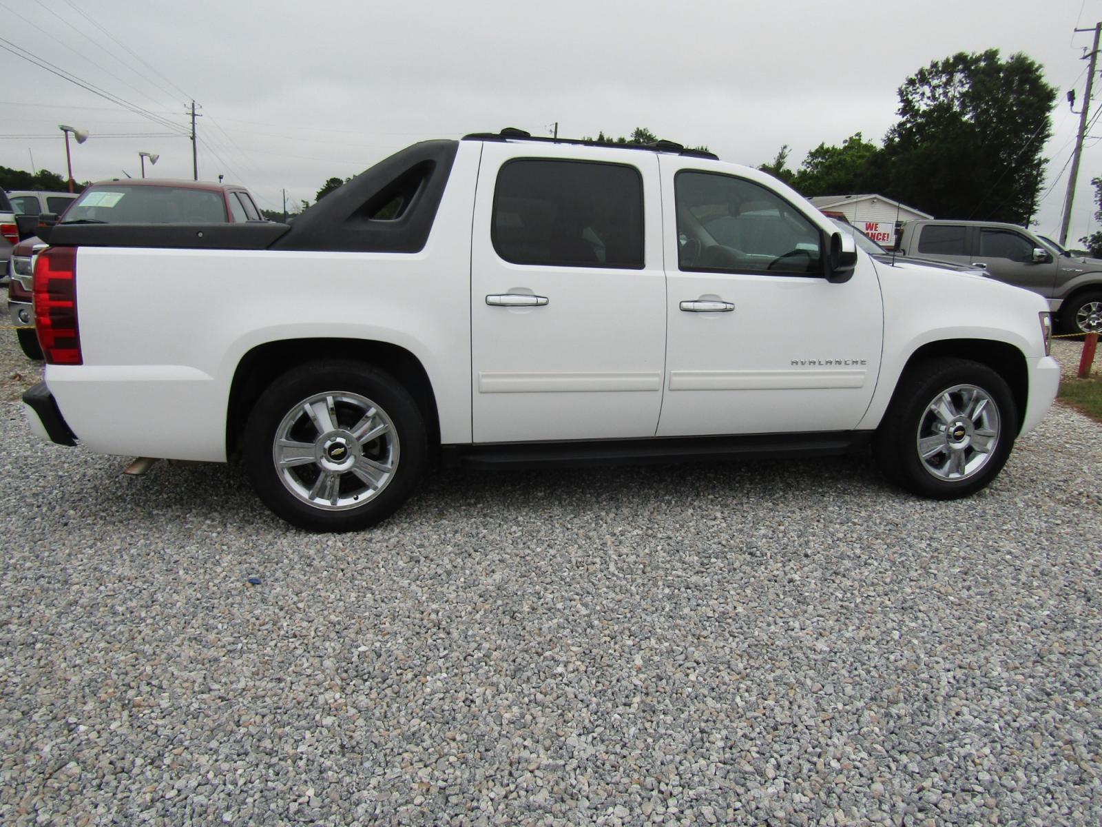 2011 White /Black Chevrolet Avalanche LS 2WD (3GNMCEE06BG) with an 5.3L V8 OHV 16V FFV engine, Automatic transmission, located at 15016 S Hwy 231, Midland City, AL, 36350, (334) 983-3001, 31.306210, -85.495277 - Photo #7