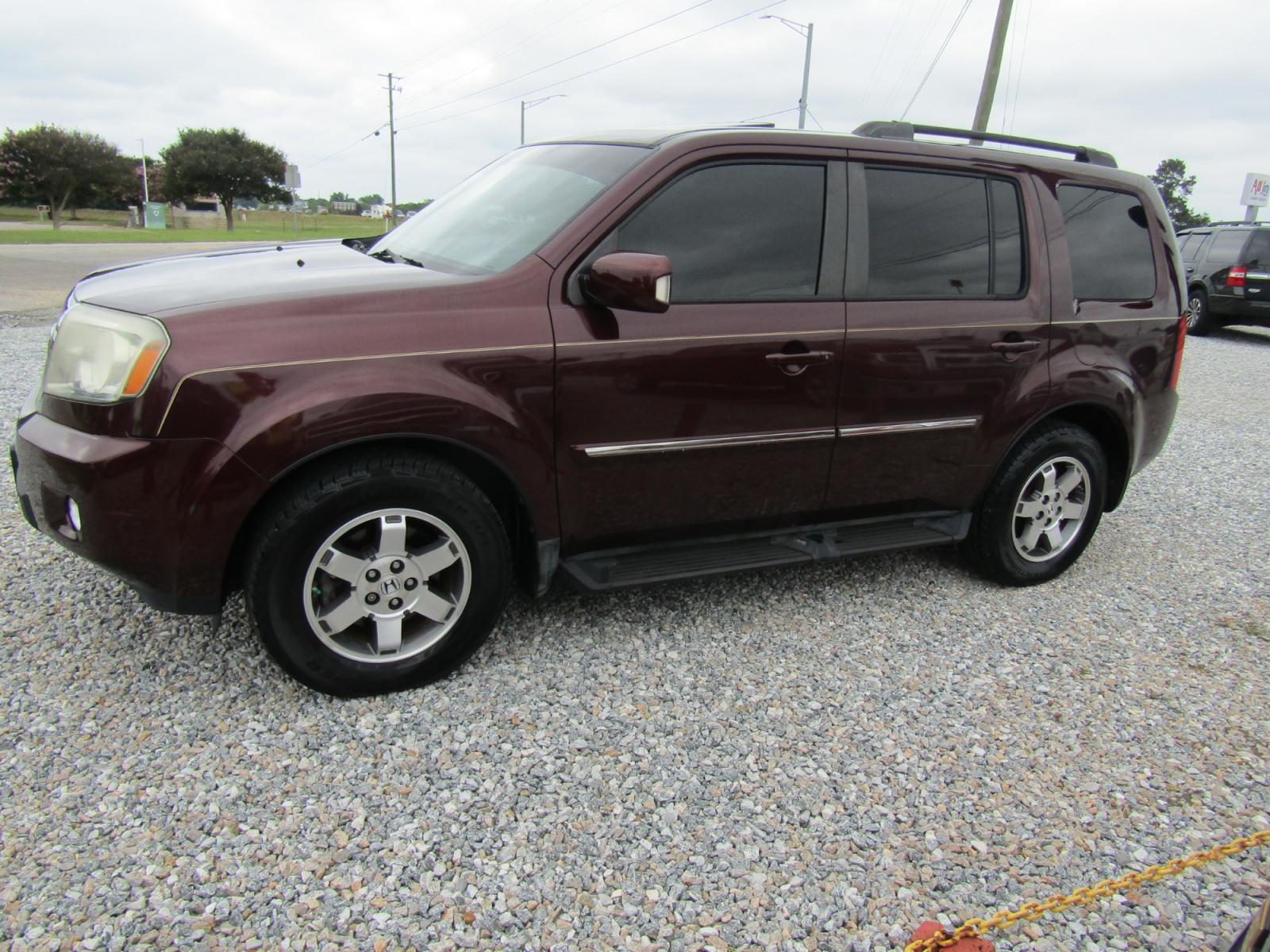 2011 Maroon Honda Pilot Touring 2WD 5-Spd AT with DVD (5FNYF3H96BB) with an 3.5L V6 SOHC 24V engine, Automatic transmission, located at 15016 S Hwy 231, Midland City, AL, 36350, (334) 983-3001, 31.306210, -85.495277 - Photo #2