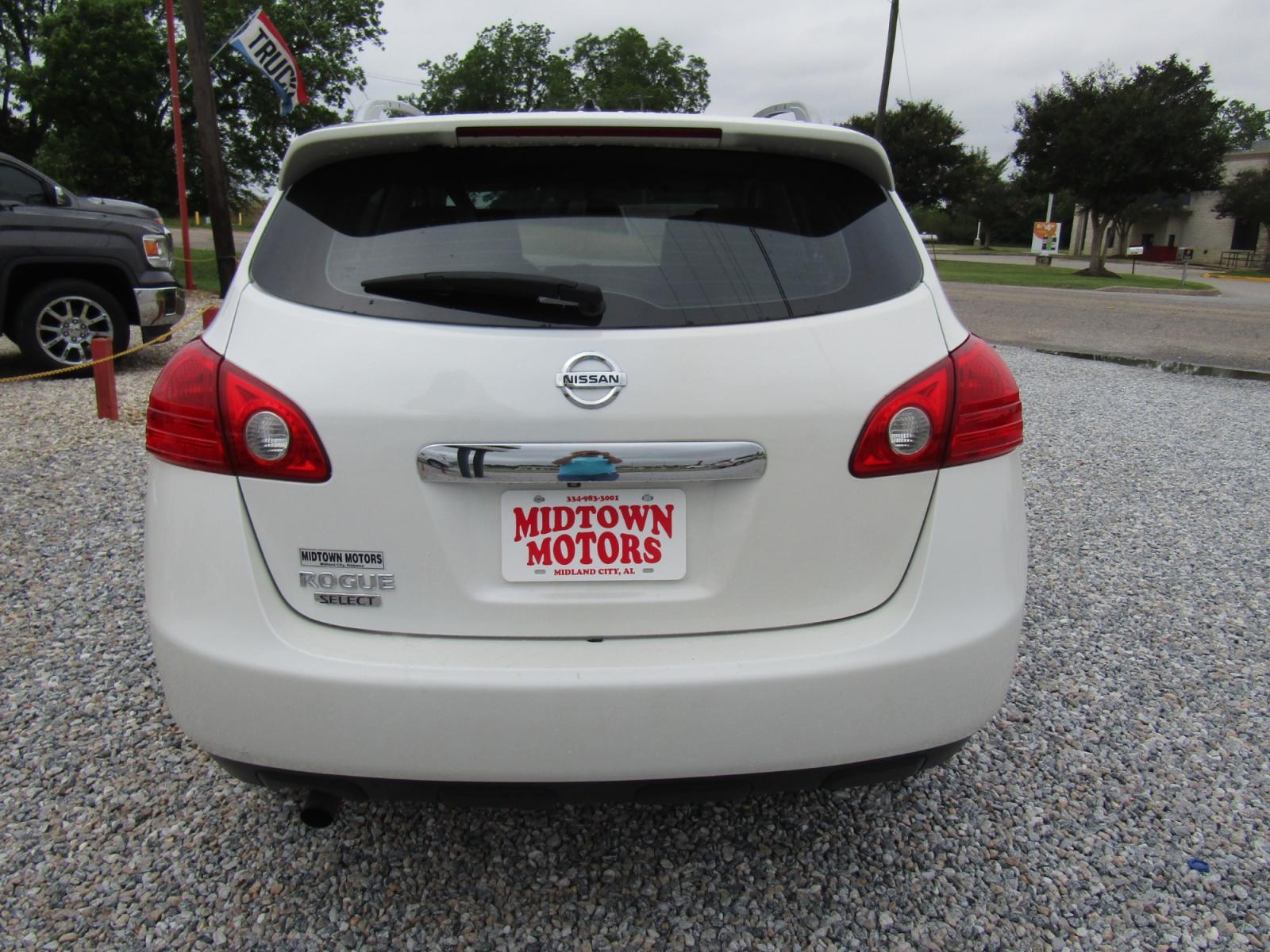 2015 White /Black Nissan Rogue Select S 2WD (JN8AS5MT7FW) with an 2.5L L4 DOHC 16V engine, Automatic transmission, located at 15016 S Hwy 231, Midland City, AL, 36350, (334) 983-3001, 31.306210, -85.495277 - Photo #6