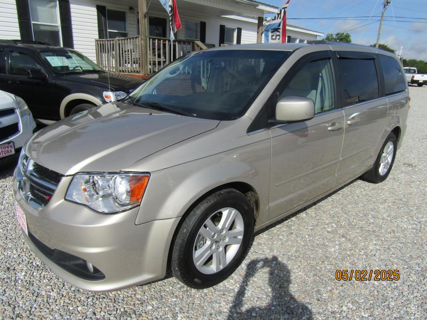 2013 Gold /Tan Dodge Grand Caravan Crew (2C4RDGDG6DR) with an 3.6L V6 DOHC 24V engine, Automatic transmission, located at 15016 S Hwy 231, Midland City, AL, 36350, (334) 983-3001, 31.306210, -85.495277 - Photo#2