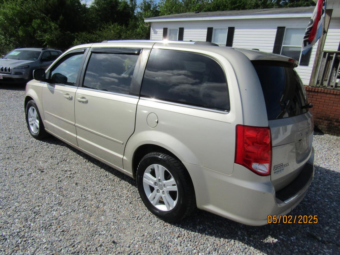 2013 Gold /Tan Dodge Grand Caravan Crew (2C4RDGDG6DR) with an 3.6L V6 DOHC 24V engine, Automatic transmission, located at 15016 S Hwy 231, Midland City, AL, 36350, (334) 983-3001, 31.306210, -85.495277 - Photo#5