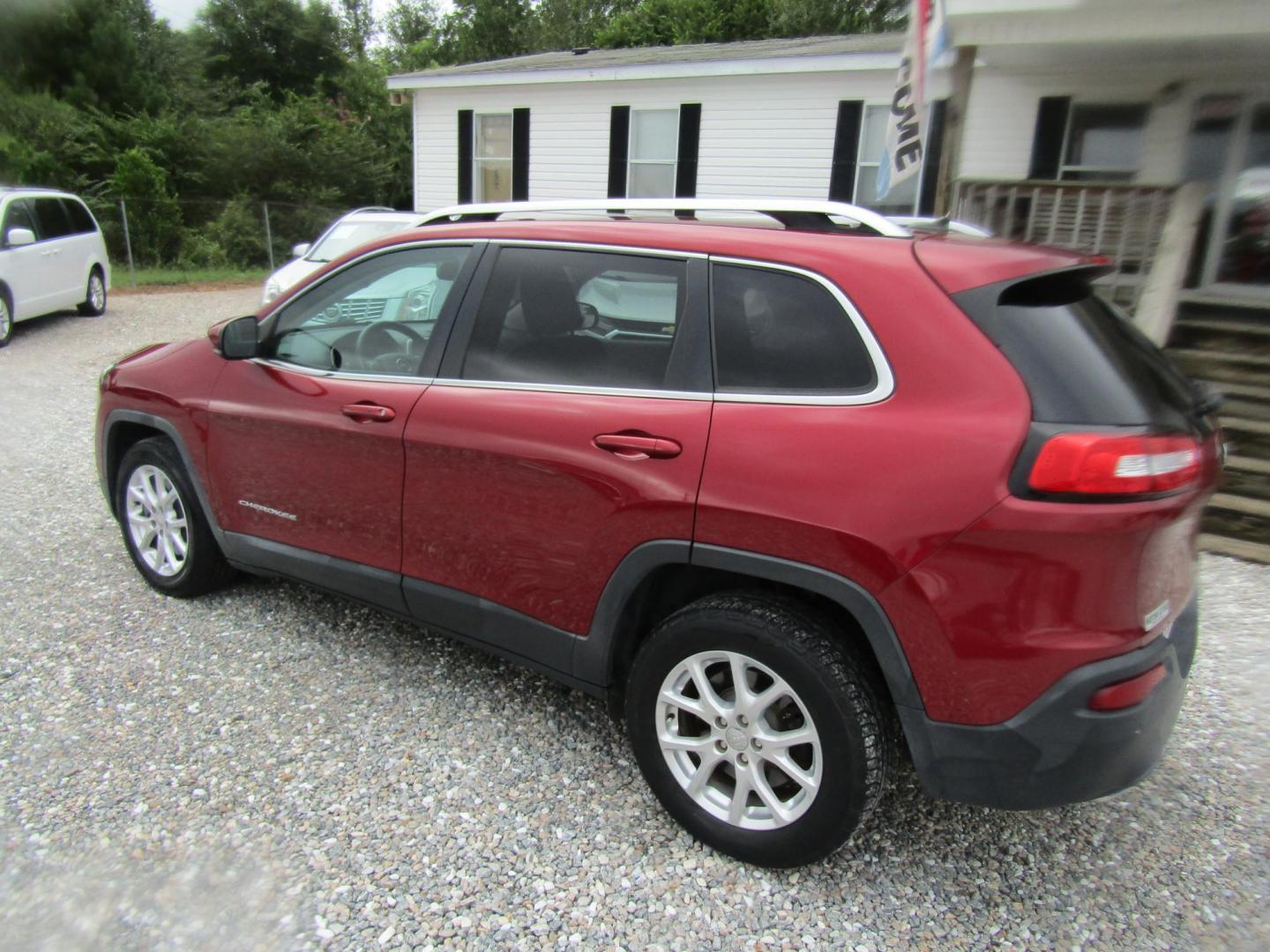 2015 Red Jeep Cherokee Latitude FWD (1C4PJLCS1FW) with an 3.2L V6 DOHC 24V engine, Automatic transmission, located at 15016 S Hwy 231, Midland City, AL, 36350, (334) 983-3001, 31.306210, -85.495277 - Photo#5