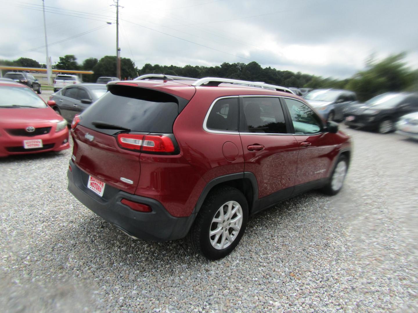 2015 Red Jeep Cherokee Latitude FWD (1C4PJLCS1FW) with an 3.2L V6 DOHC 24V engine, Automatic transmission, located at 15016 S Hwy 231, Midland City, AL, 36350, (334) 983-3001, 31.306210, -85.495277 - Photo#7