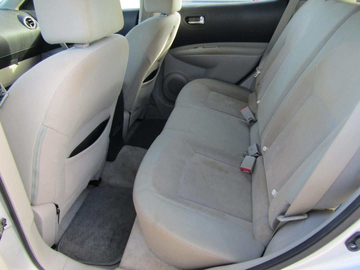 2014 Silver /Gray Nissan Rogue S 2WD (JN8AS5MT7EW) with an 2.5L L4 DOHC 16V engine, Automatic transmission, located at 15016 S Hwy 231, Midland City, AL, 36350, (334) 983-3001, 31.306210, -85.495277 - Photo#4