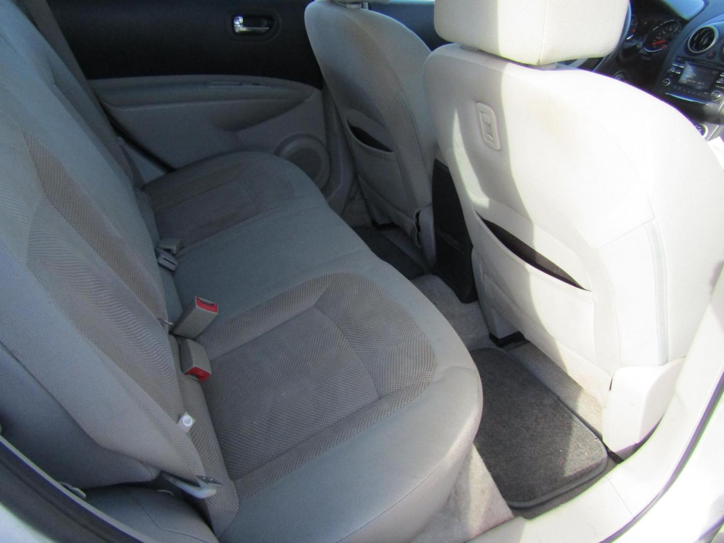 2014 Silver /Gray Nissan Rogue S 2WD (JN8AS5MT7EW) with an 2.5L L4 DOHC 16V engine, Automatic transmission, located at 15016 S Hwy 231, Midland City, AL, 36350, (334) 983-3001, 31.306210, -85.495277 - Photo#8