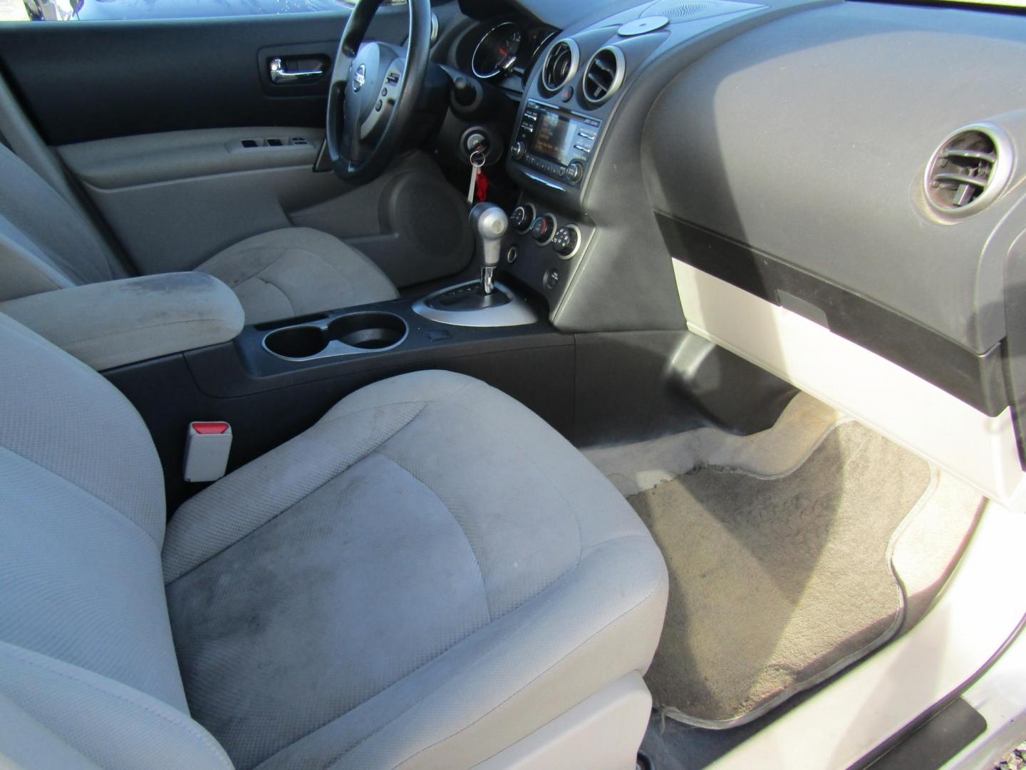 2014 Silver /Gray Nissan Rogue S 2WD (JN8AS5MT7EW) with an 2.5L L4 DOHC 16V engine, Automatic transmission, located at 15016 S Hwy 231, Midland City, AL, 36350, (334) 983-3001, 31.306210, -85.495277 - Photo#9