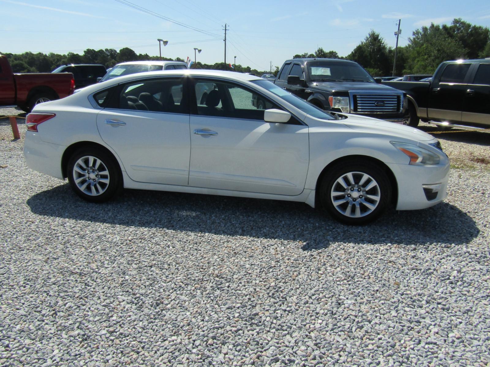 2013 WHITE /Black Nissan Altima 2.5 S (1N4AL3AP6DC) with an 2.5L L4 DOHC 16V engine, Automatic transmission, located at 15016 S Hwy 231, Midland City, AL, 36350, (334) 983-3001, 31.306210, -85.495277 - Photo #0