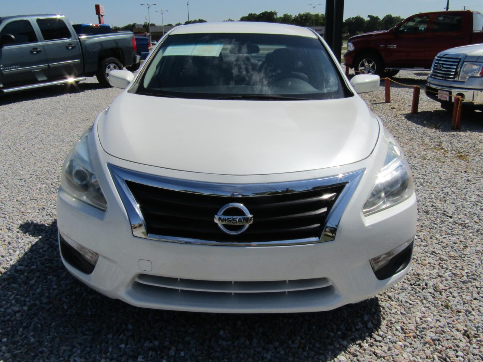 2013 WHITE /Black Nissan Altima 2.5 S (1N4AL3AP6DC) with an 2.5L L4 DOHC 16V engine, Automatic transmission, located at 15016 S Hwy 231, Midland City, AL, 36350, (334) 983-3001, 31.306210, -85.495277 - Photo #1