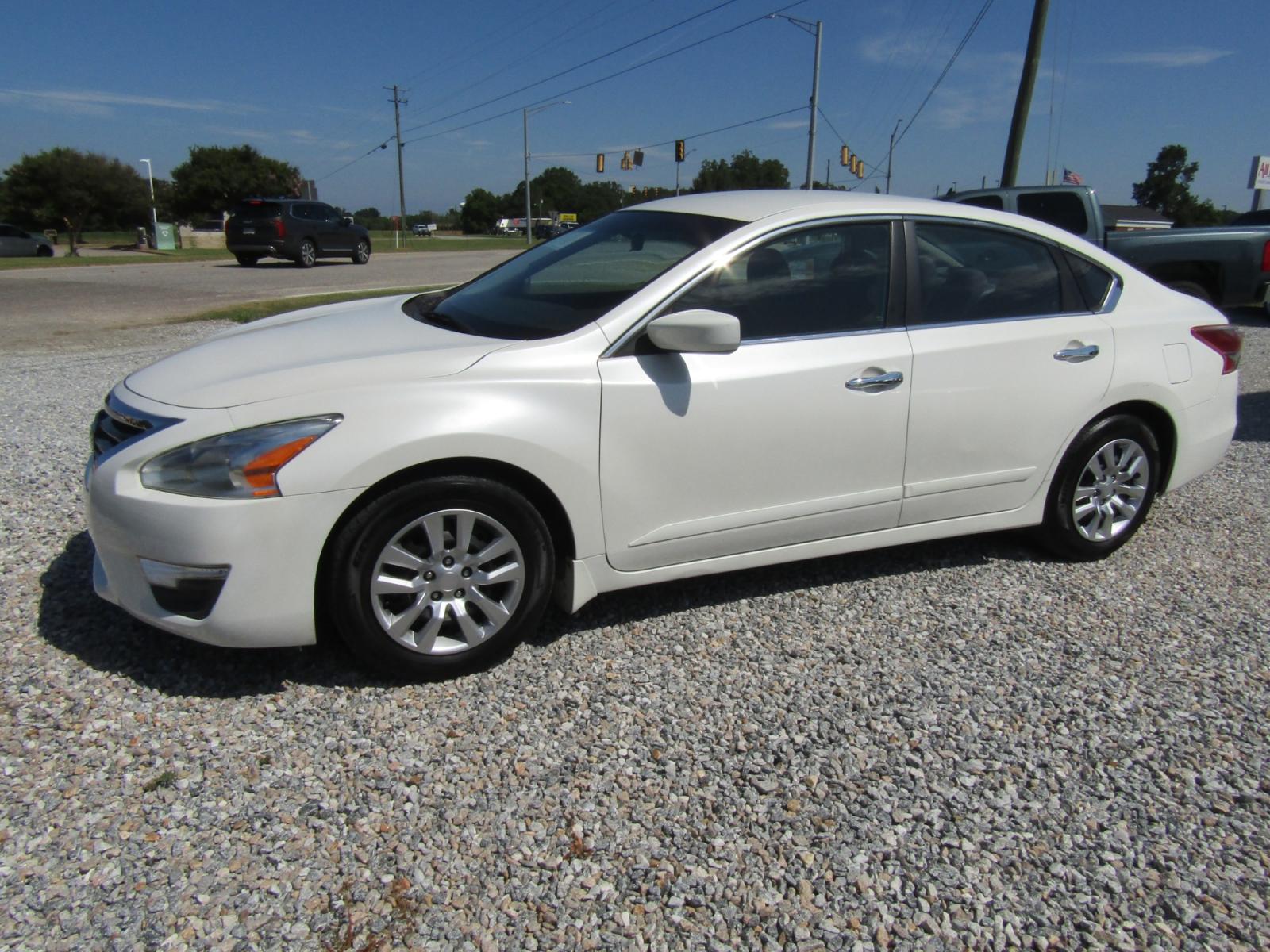2013 WHITE /Black Nissan Altima 2.5 S (1N4AL3AP6DC) with an 2.5L L4 DOHC 16V engine, Automatic transmission, located at 15016 S Hwy 231, Midland City, AL, 36350, (334) 983-3001, 31.306210, -85.495277 - Photo #2