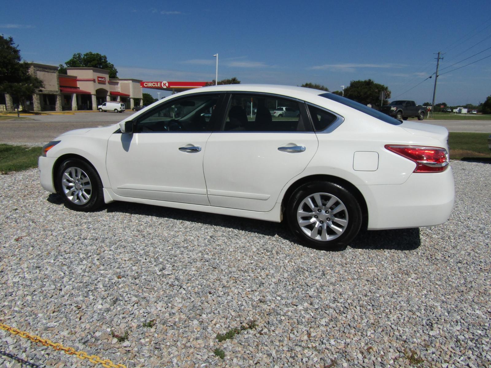 2013 WHITE /Black Nissan Altima 2.5 S (1N4AL3AP6DC) with an 2.5L L4 DOHC 16V engine, Automatic transmission, located at 15016 S Hwy 231, Midland City, AL, 36350, (334) 983-3001, 31.306210, -85.495277 - Photo #5