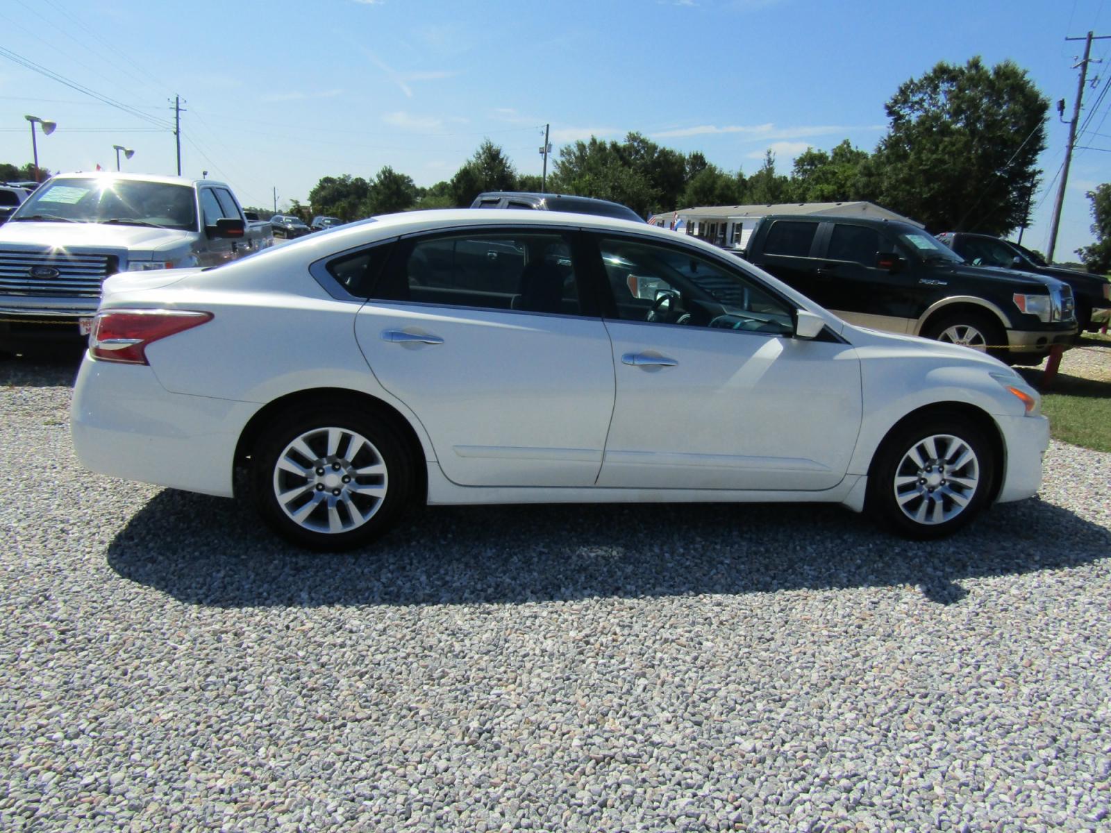 2013 WHITE /Black Nissan Altima 2.5 S (1N4AL3AP6DC) with an 2.5L L4 DOHC 16V engine, Automatic transmission, located at 15016 S Hwy 231, Midland City, AL, 36350, (334) 983-3001, 31.306210, -85.495277 - Photo #7