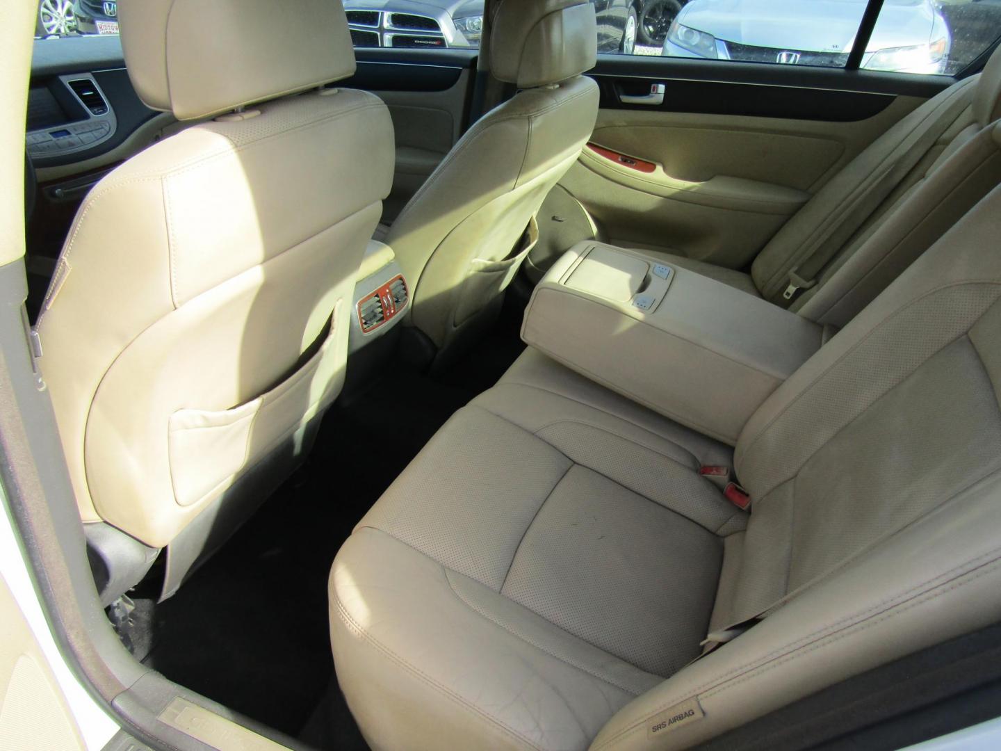 2012 WHITE /Tan Hyundai Genesis 3.8L (KMHGC4DD5CU) with an 3.8L V6 DOHC 24V engine, Automatic transmission, located at 15016 S Hwy 231, Midland City, AL, 36350, (334) 983-3001, 31.306210, -85.495277 - Photo#4