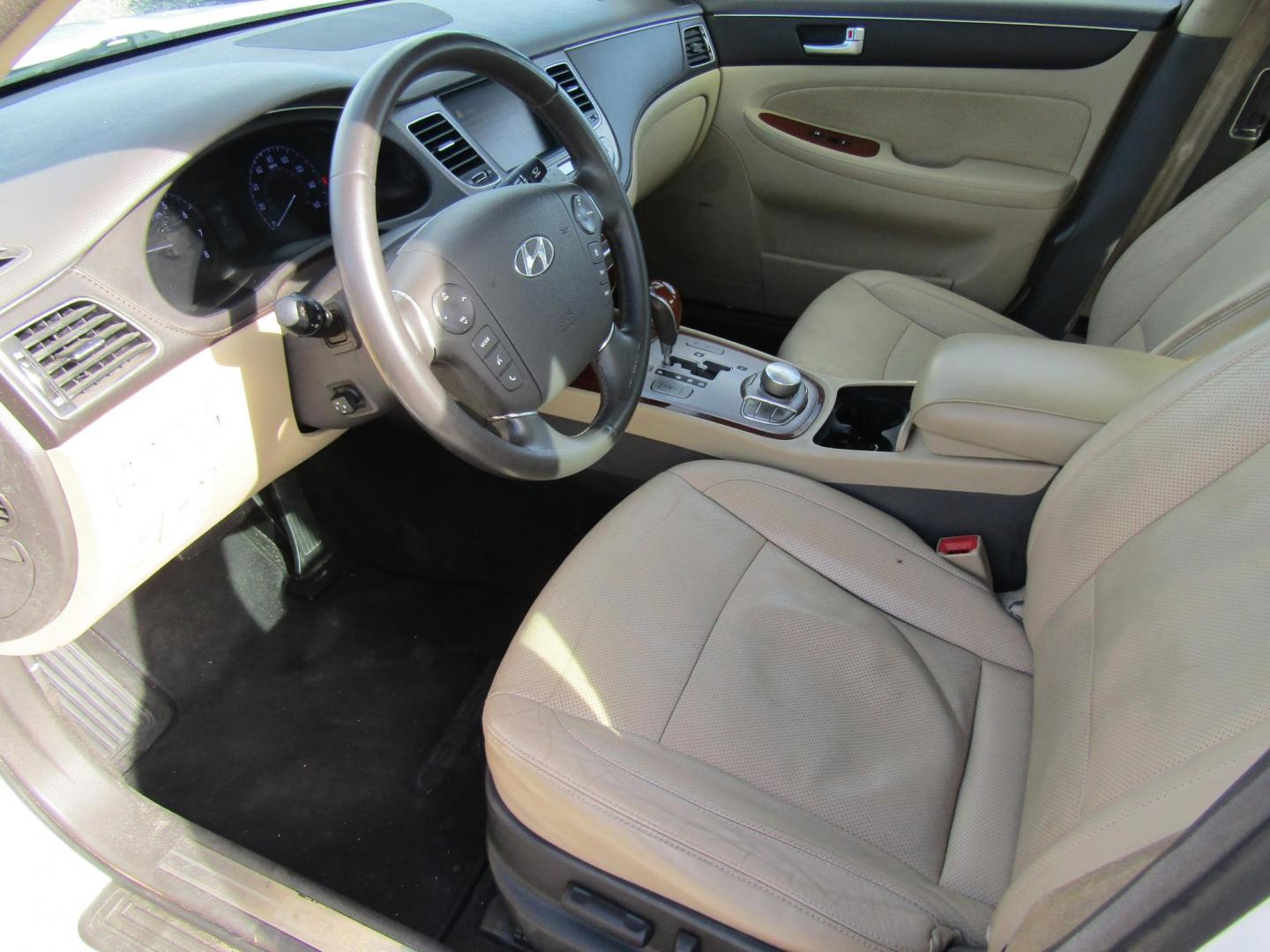 2012 WHITE /Tan Hyundai Genesis 3.8L (KMHGC4DD5CU) with an 3.8L V6 DOHC 24V engine, Automatic transmission, located at 15016 S Hwy 231, Midland City, AL, 36350, (334) 983-3001, 31.306210, -85.495277 - Photo#3