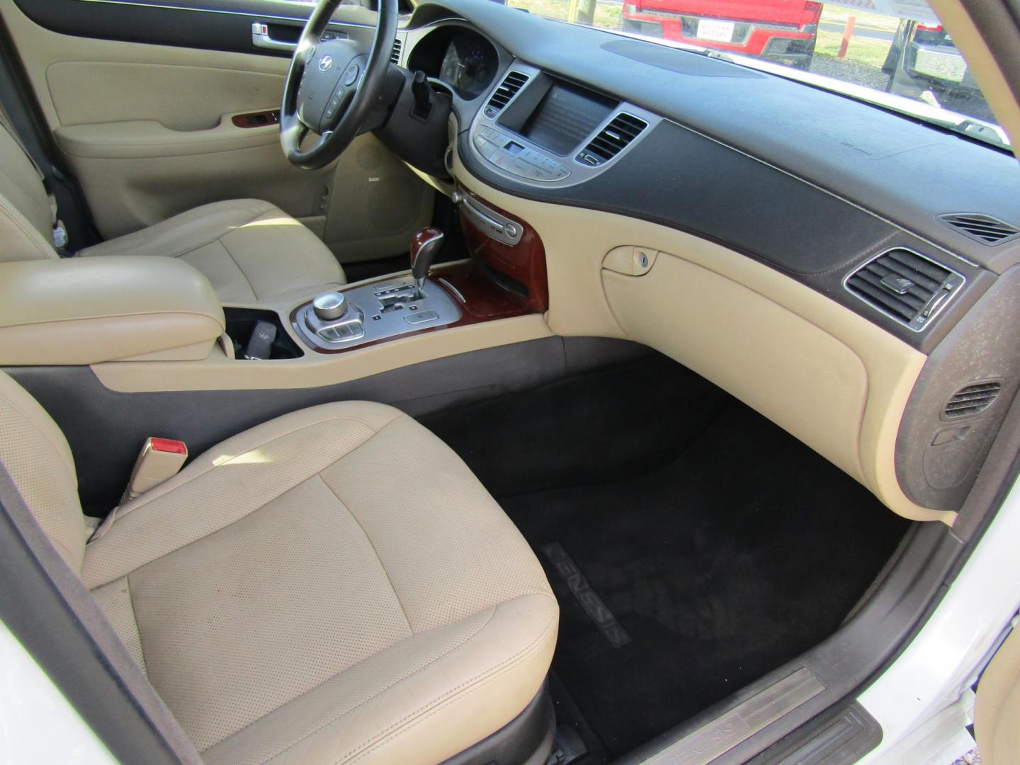 2012 WHITE /Tan Hyundai Genesis 3.8L (KMHGC4DD5CU) with an 3.8L V6 DOHC 24V engine, Automatic transmission, located at 15016 S Hwy 231, Midland City, AL, 36350, (334) 983-3001, 31.306210, -85.495277 - Photo#9