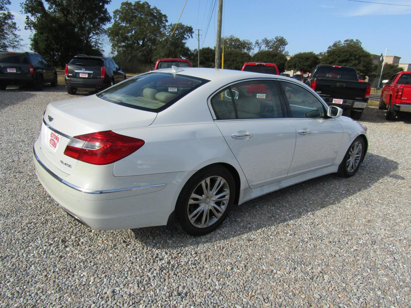 2012 WHITE /Tan Hyundai Genesis 3.8L (KMHGC4DD5CU) with an 3.8L V6 DOHC 24V engine, Automatic transmission, located at 15016 S Hwy 231, Midland City, AL, 36350, (334) 983-3001, 31.306210, -85.495277 - Photo#7