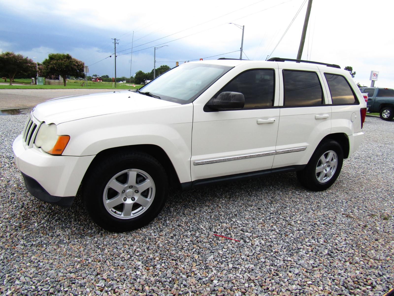2010 WHITE /Black Jeep Grand Cherokee Laredo 2WD (1J4PS4GK9AC) with an 3.7L V6 SOHC 12V engine, Automatic transmission, located at 15016 S Hwy 231, Midland City, AL, 36350, (334) 983-3001, 31.306210, -85.495277 - Photo #2