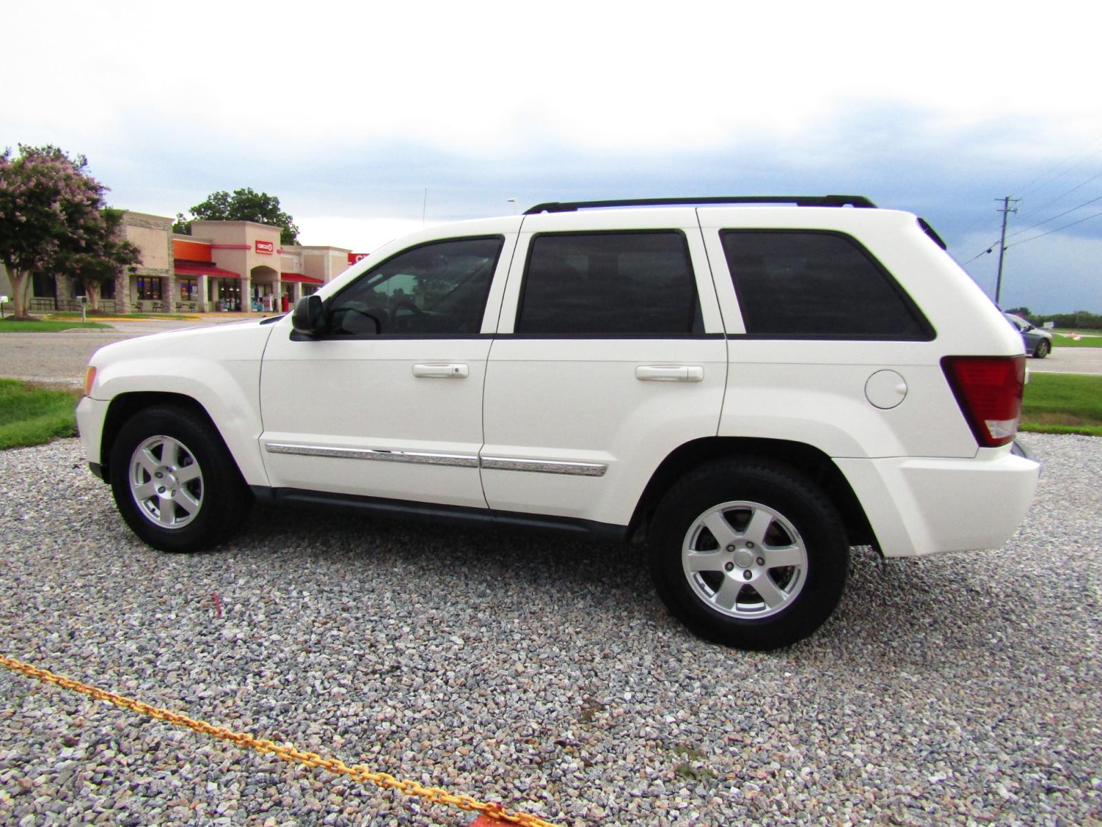 2010 WHITE /Black Jeep Grand Cherokee Laredo 2WD (1J4PS4GK9AC) with an 3.7L V6 SOHC 12V engine, Automatic transmission, located at 15016 S Hwy 231, Midland City, AL, 36350, (334) 983-3001, 31.306210, -85.495277 - Photo #5
