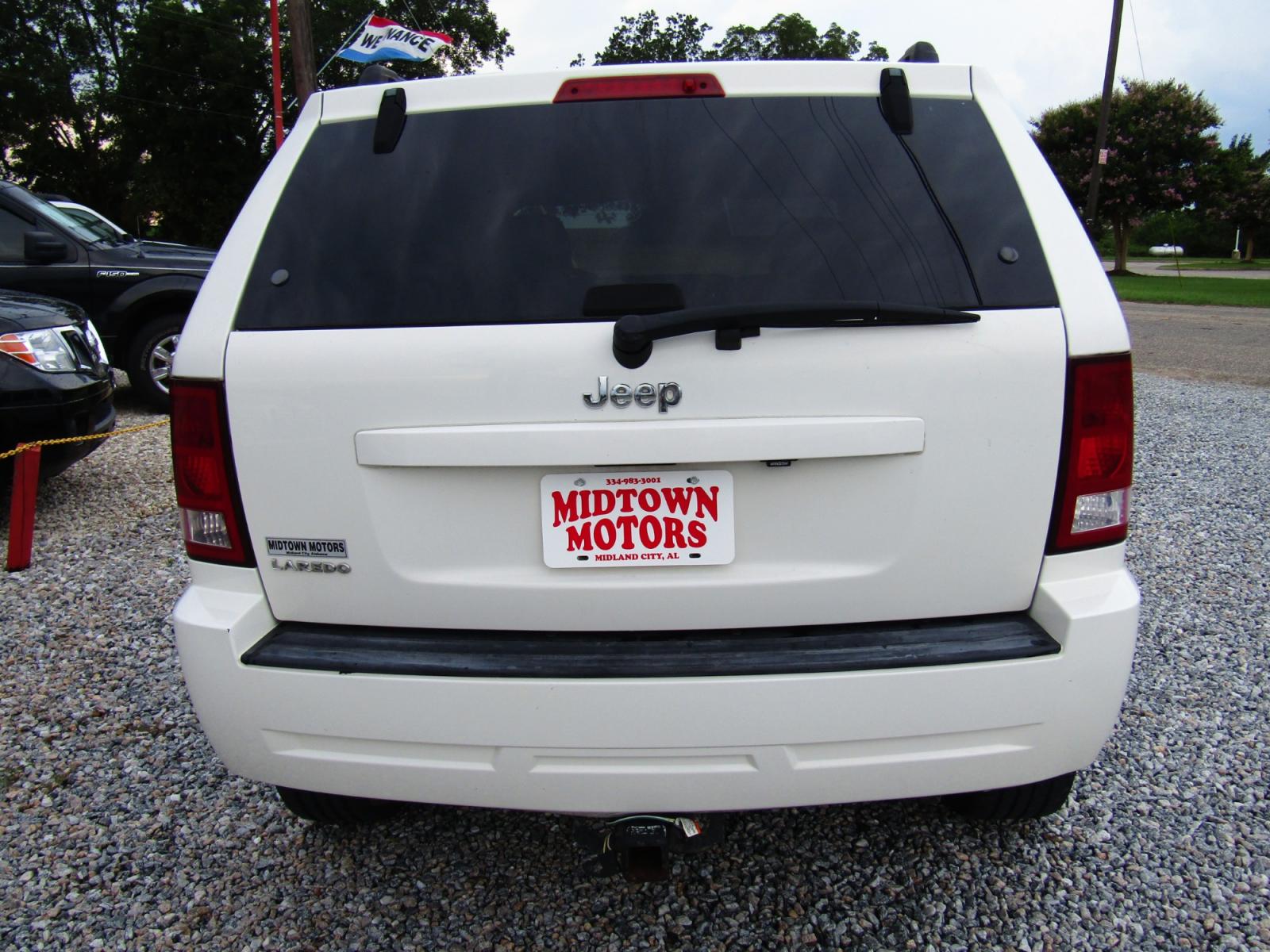 2010 WHITE /Black Jeep Grand Cherokee Laredo 2WD (1J4PS4GK9AC) with an 3.7L V6 SOHC 12V engine, Automatic transmission, located at 15016 S Hwy 231, Midland City, AL, 36350, (334) 983-3001, 31.306210, -85.495277 - Photo #6