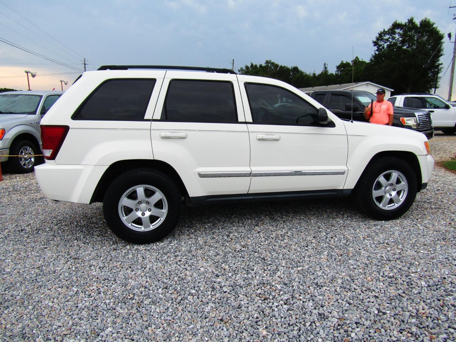 2010 WHITE /Black Jeep Grand Cherokee Laredo 2WD (1J4PS4GK9AC) with an 3.7L V6 SOHC 12V engine, Automatic transmission, located at 15016 S Hwy 231, Midland City, AL, 36350, (334) 983-3001, 31.306210, -85.495277 - Photo #8
