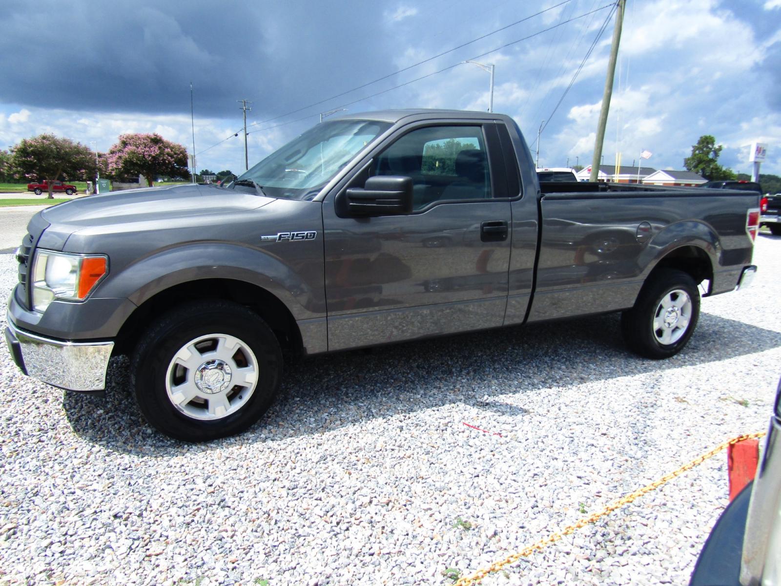 2013 Gray /Gray Ford F-150 XLT 8-ft. Bed 2WD (1FTMF1CMXDK) with an 3.7L V6 DOHC 24V engine, Automatic transmission, located at 15016 S Hwy 231, Midland City, AL, 36350, (334) 983-3001, 31.306210, -85.495277 - Photo #2
