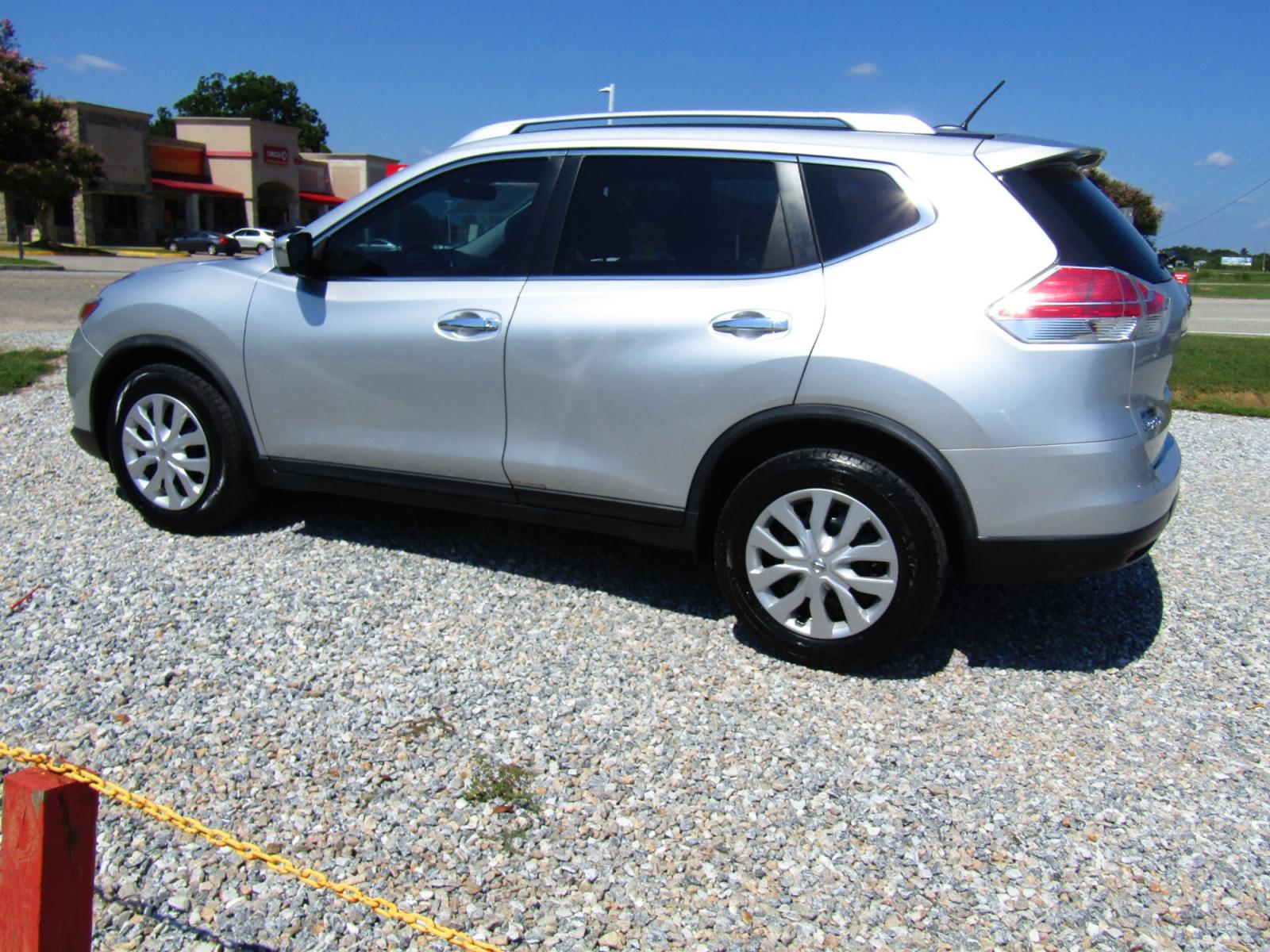 2016 Silver Nissan Rogue S 2WD (JN8AT2MT4GW) with an 2.5L L4 DOHC 16V engine, Automatic transmission, located at 15016 S Hwy 231, Midland City, AL, 36350, (334) 983-3001, 31.306210, -85.495277 - Photo #5