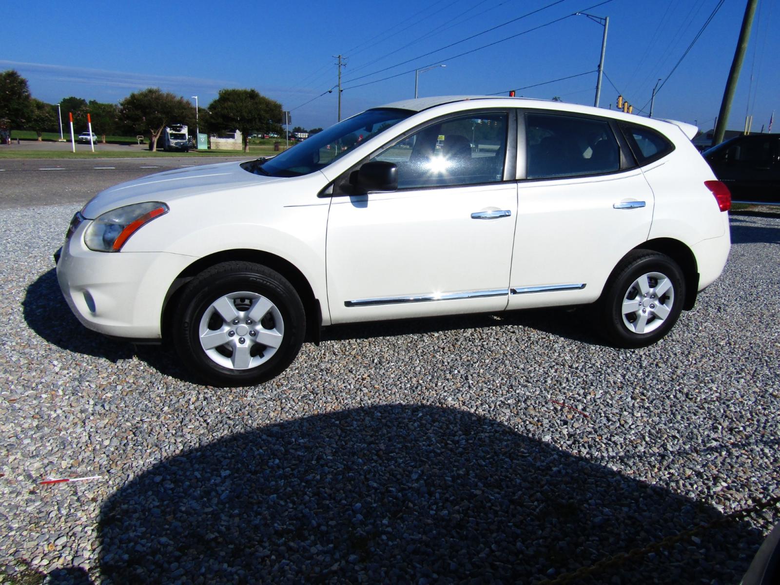 2013 WHITE /Brown/Beige Nissan Rogue S 2WD (JN8AS5MT3DW) with an 2.5L L4 DOHC 16V engine, Automatic transmission, located at 15016 S Hwy 231, Midland City, AL, 36350, (334) 983-3001, 31.306210, -85.495277 - Photo #2