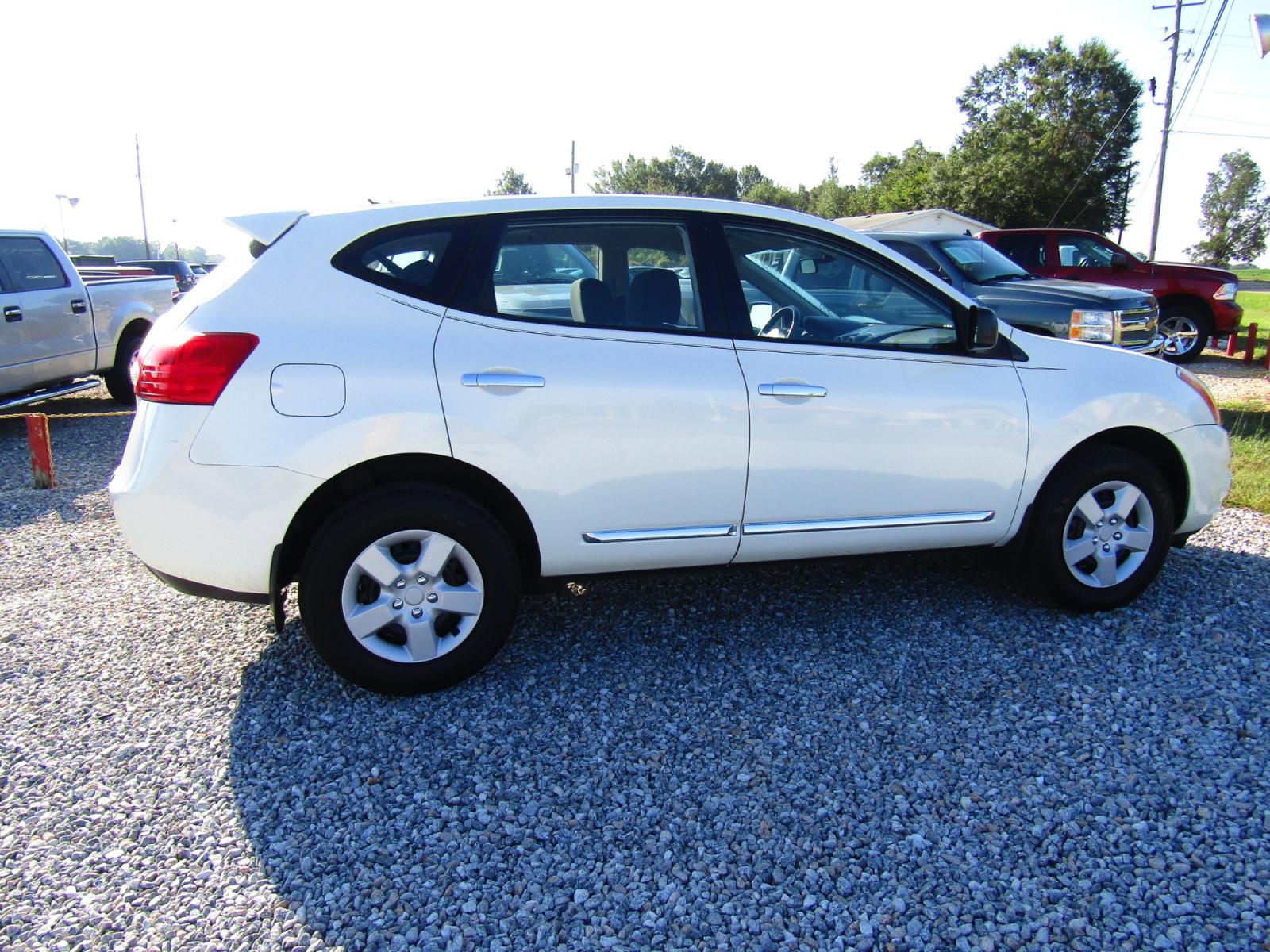 2013 WHITE /Brown/Beige Nissan Rogue S 2WD (JN8AS5MT3DW) with an 2.5L L4 DOHC 16V engine, Automatic transmission, located at 15016 S Hwy 231, Midland City, AL, 36350, (334) 983-3001, 31.306210, -85.495277 - Photo #8