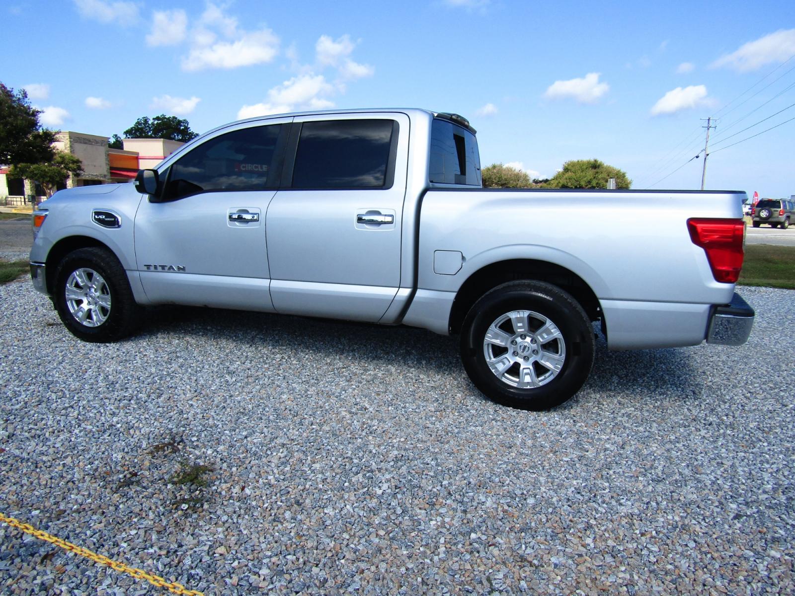 2017 Silver /Gray Nissan Titan S Crew Cab 2WD (1N6AA1EK4HN) with an 5.6L V8 DOHC 32V engine, Automatic transmission, located at 15016 S Hwy 231, Midland City, AL, 36350, (334) 983-3001, 31.306210, -85.495277 - Photo #5