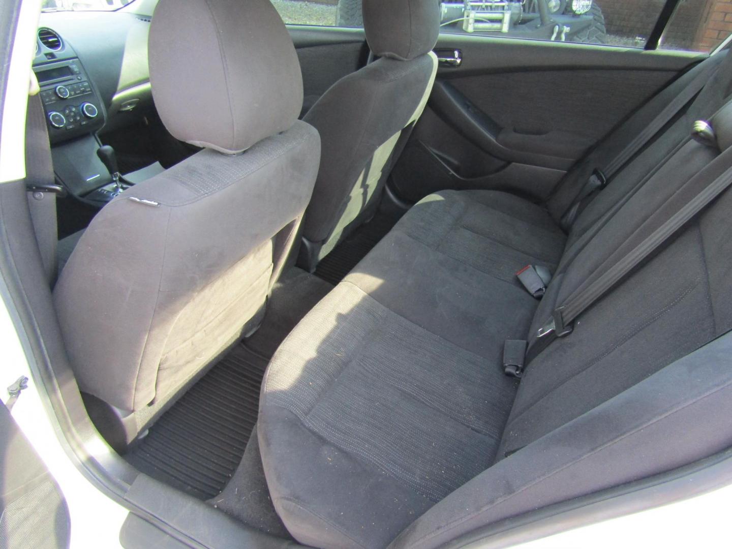 2012 WHITE /Gray Nissan Altima 2.5 S (1N4AL2AP0CC) with an 2.5L L4 DOHC 16V engine, Automatic transmission, located at 15016 S Hwy 231, Midland City, AL, 36350, (334) 983-3001, 31.306210, -85.495277 - Photo#4