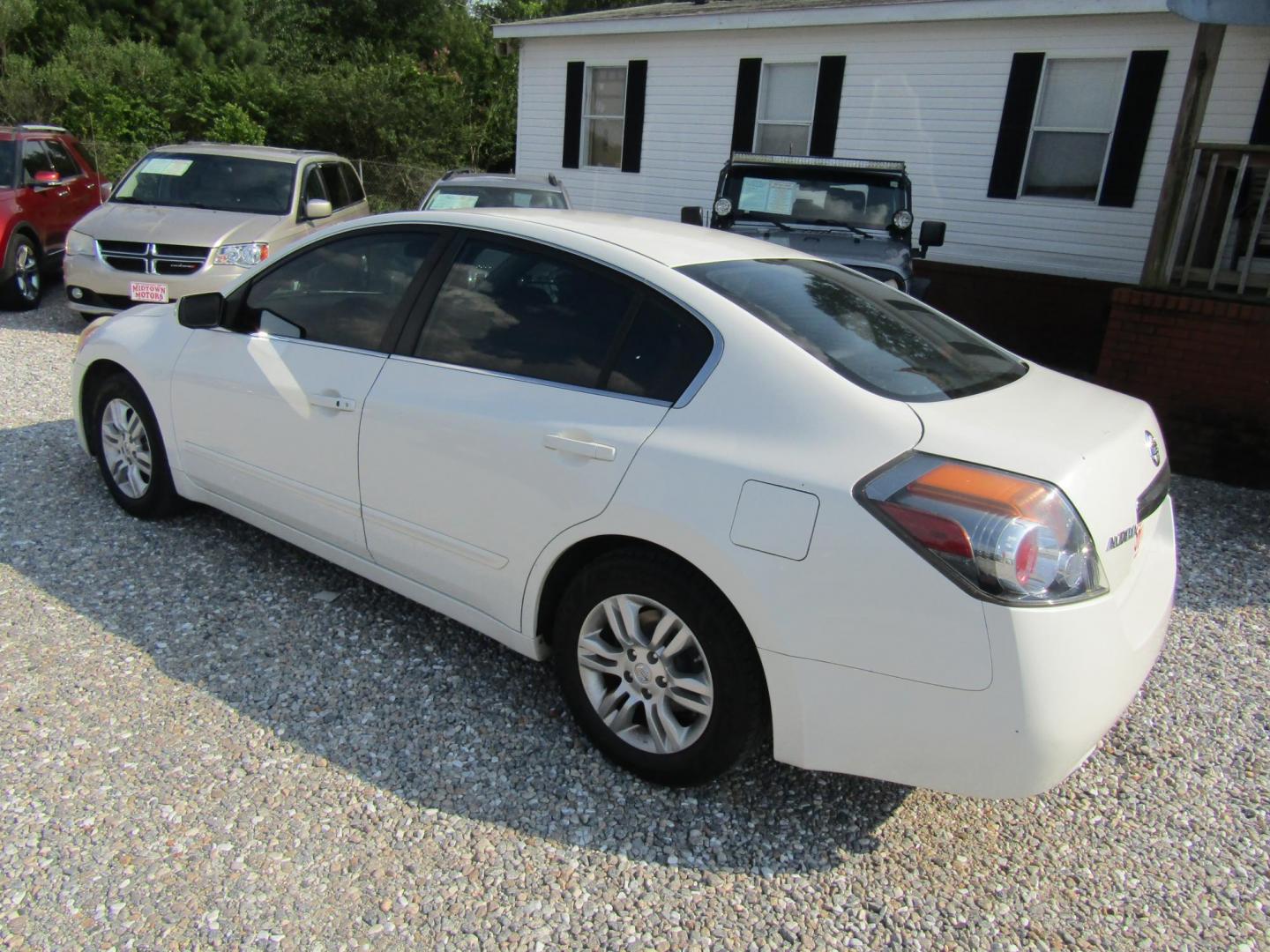 2012 WHITE /Gray Nissan Altima 2.5 S (1N4AL2AP0CC) with an 2.5L L4 DOHC 16V engine, Automatic transmission, located at 15016 S Hwy 231, Midland City, AL, 36350, (334) 983-3001, 31.306210, -85.495277 - Photo#5