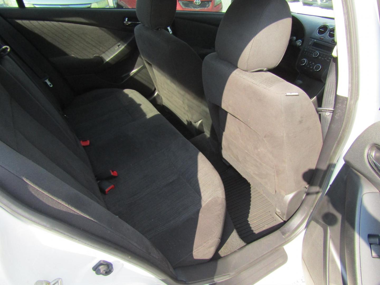 2012 WHITE /Gray Nissan Altima 2.5 S (1N4AL2AP0CC) with an 2.5L L4 DOHC 16V engine, Automatic transmission, located at 15016 S Hwy 231, Midland City, AL, 36350, (334) 983-3001, 31.306210, -85.495277 - Photo#8