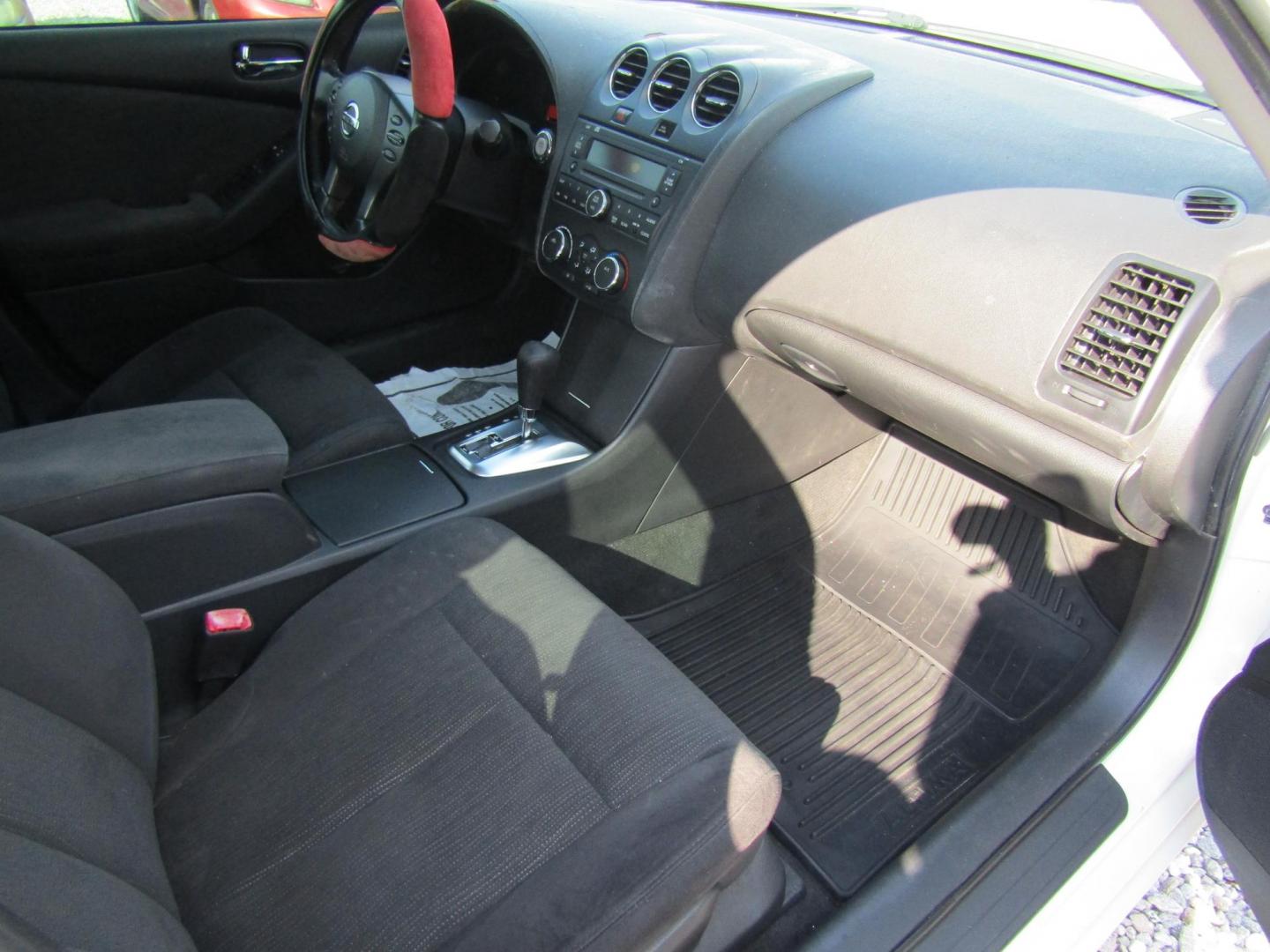 2012 WHITE /Gray Nissan Altima 2.5 S (1N4AL2AP0CC) with an 2.5L L4 DOHC 16V engine, Automatic transmission, located at 15016 S Hwy 231, Midland City, AL, 36350, (334) 983-3001, 31.306210, -85.495277 - Photo#9