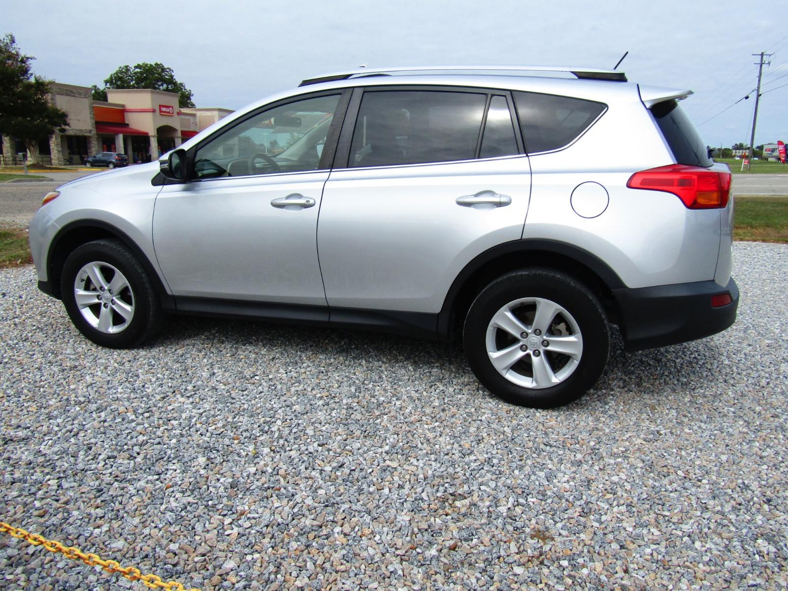 2013 Silver /Gray Toyota RAV4 XLE FWD (JTMWFREV8D5) with an 2.5L L4 DOHC 16V engine, Automatic transmission, located at 15016 S Hwy 231, Midland City, AL, 36350, (334) 983-3001, 31.306210, -85.495277 - Photo #5