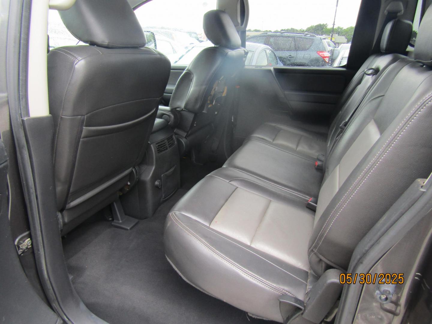 2010 Gray Nissan Titan LE Crew Cab 2WD SWB (1N6AA0ED4AN) with an 5.6L V8 DOHC 32V engine, Automatic transmission, located at 15016 S Hwy 231, Midland City, AL, 36350, (334) 983-3001, 31.306210, -85.495277 - Photo#4