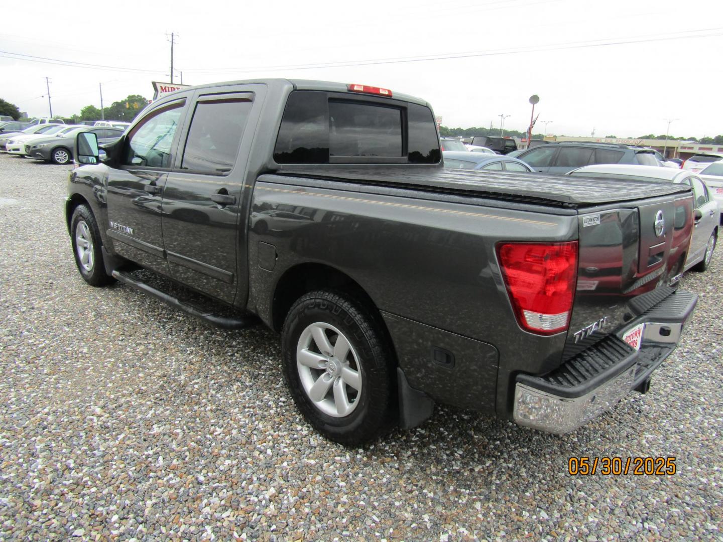 2010 Gray Nissan Titan LE Crew Cab 2WD SWB (1N6AA0ED4AN) with an 5.6L V8 DOHC 32V engine, Automatic transmission, located at 15016 S Hwy 231, Midland City, AL, 36350, (334) 983-3001, 31.306210, -85.495277 - Photo#5