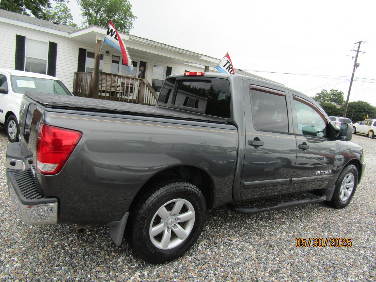 2010 Gray Nissan Titan LE Crew Cab 2WD SWB (1N6AA0ED4AN) with an 5.6L V8 DOHC 32V engine, Automatic transmission, located at 15016 S Hwy 231, Midland City, AL, 36350, (334) 983-3001, 31.306210, -85.495277 - Photo#7