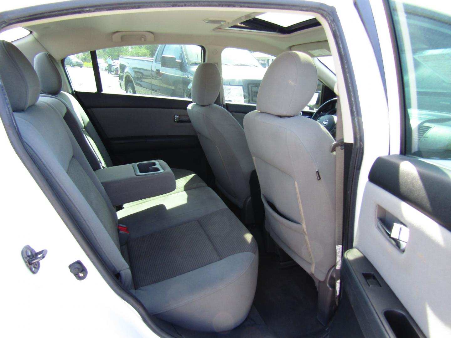 2012 WHITE /Gray Nissan Sentra 2.0 (3N1AB6AP2CL) with an 2.0L L4 DOHC 16V engine, Automatic transmission, located at 15016 S Hwy 231, Midland City, AL, 36350, (334) 983-3001, 31.306210, -85.495277 - Photo#9