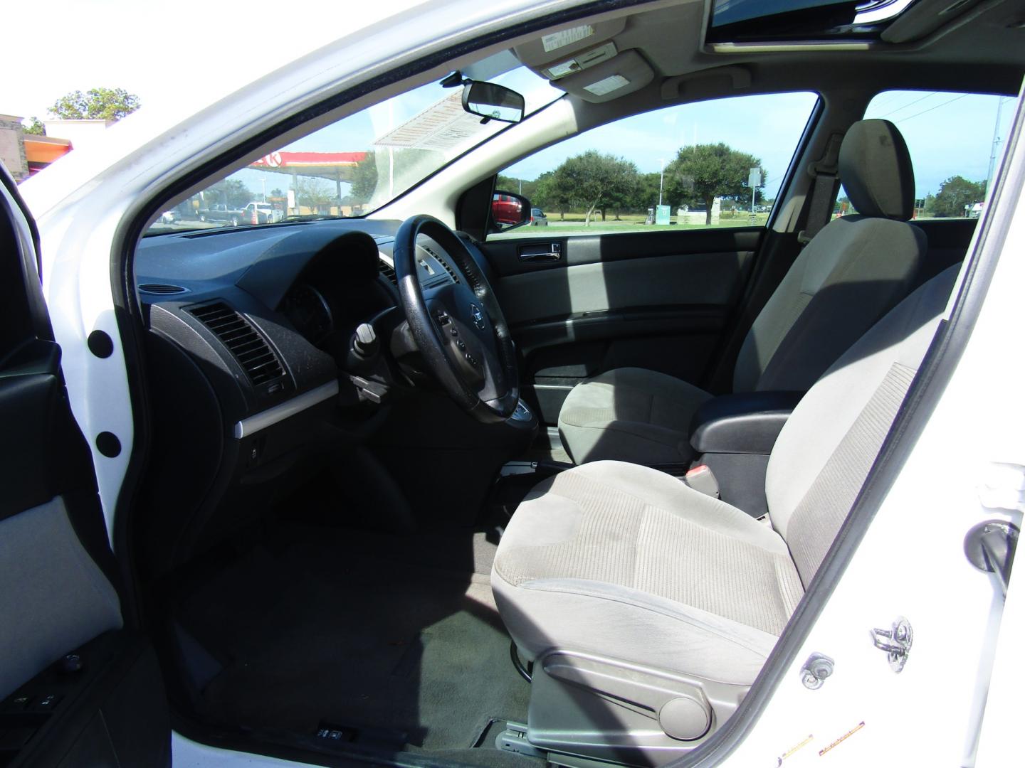 2012 WHITE /Gray Nissan Sentra 2.0 (3N1AB6AP2CL) with an 2.0L L4 DOHC 16V engine, Automatic transmission, located at 15016 S Hwy 231, Midland City, AL, 36350, (334) 983-3001, 31.306210, -85.495277 - Photo#4
