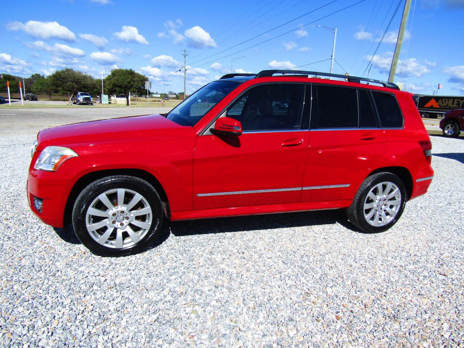 2011 Red /Tan Mercedes-Benz GLK-Class GLK350 (WDCGG5GB4BF) with an V6, 3.5 Liter engine, Automatic transmission, located at 15016 S Hwy 231, Midland City, AL, 36350, (334) 983-3001, 31.306210, -85.495277 - Photo #2