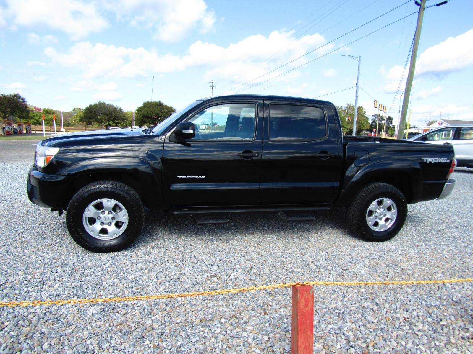 2013 Black /Gray Toyota Tacoma Double Cab V6 4WD (3TMLU4EN0DM) with an 4.0L V6 DOHC 24V engine, Automatic transmission, located at 15016 S Hwy 231, Midland City, AL, 36350, (334) 983-3001, 31.306210, -85.495277 - Photo #2