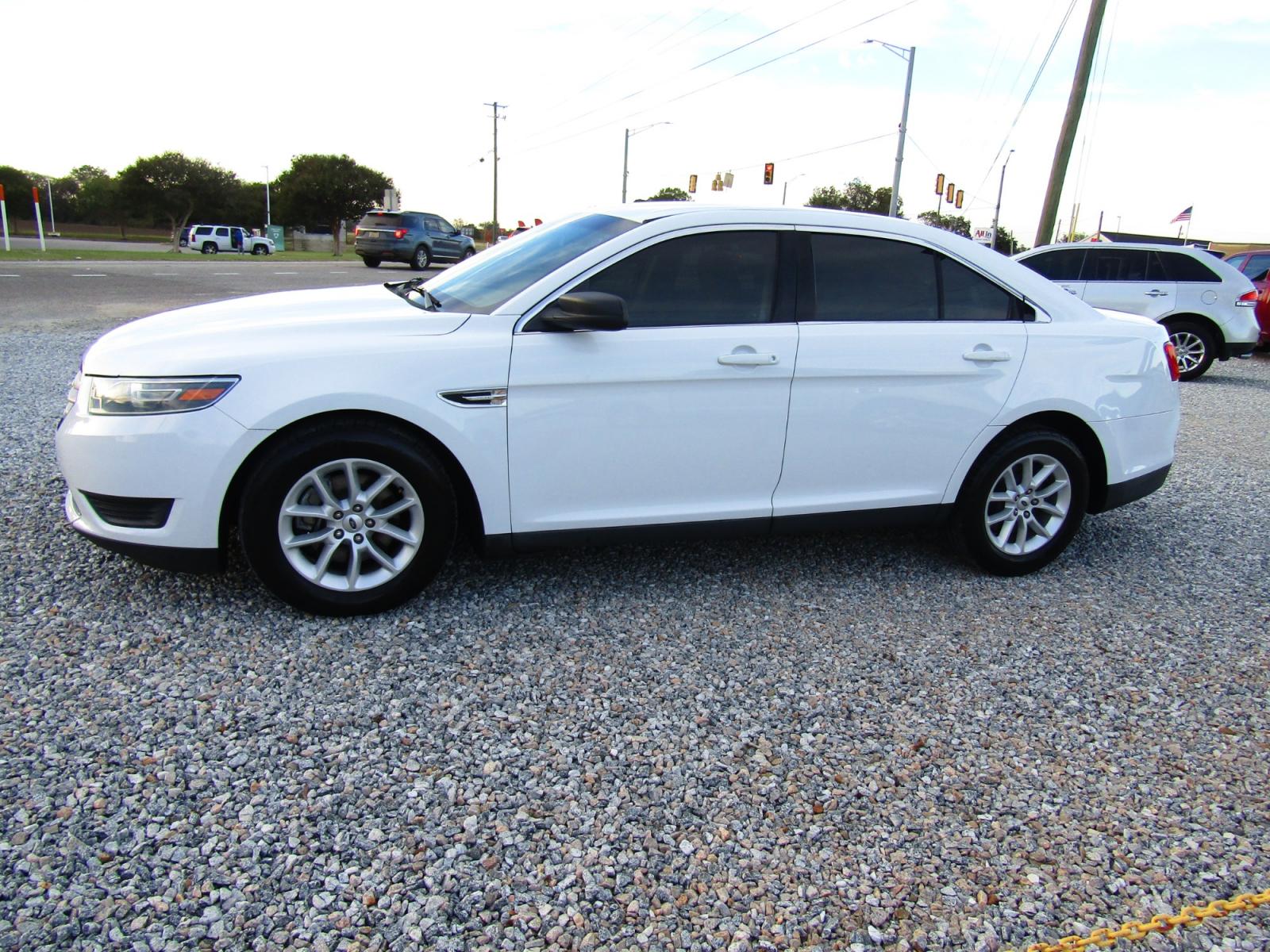 2014 WHITE /Gray Ford Taurus SE FWD (1FAHP2D85EG) with an 3.5L V6 DOHC 24V engine, Automatic transmission, located at 15016 S Hwy 231, Midland City, AL, 36350, (334) 983-3001, 31.306210, -85.495277 - Photo #2